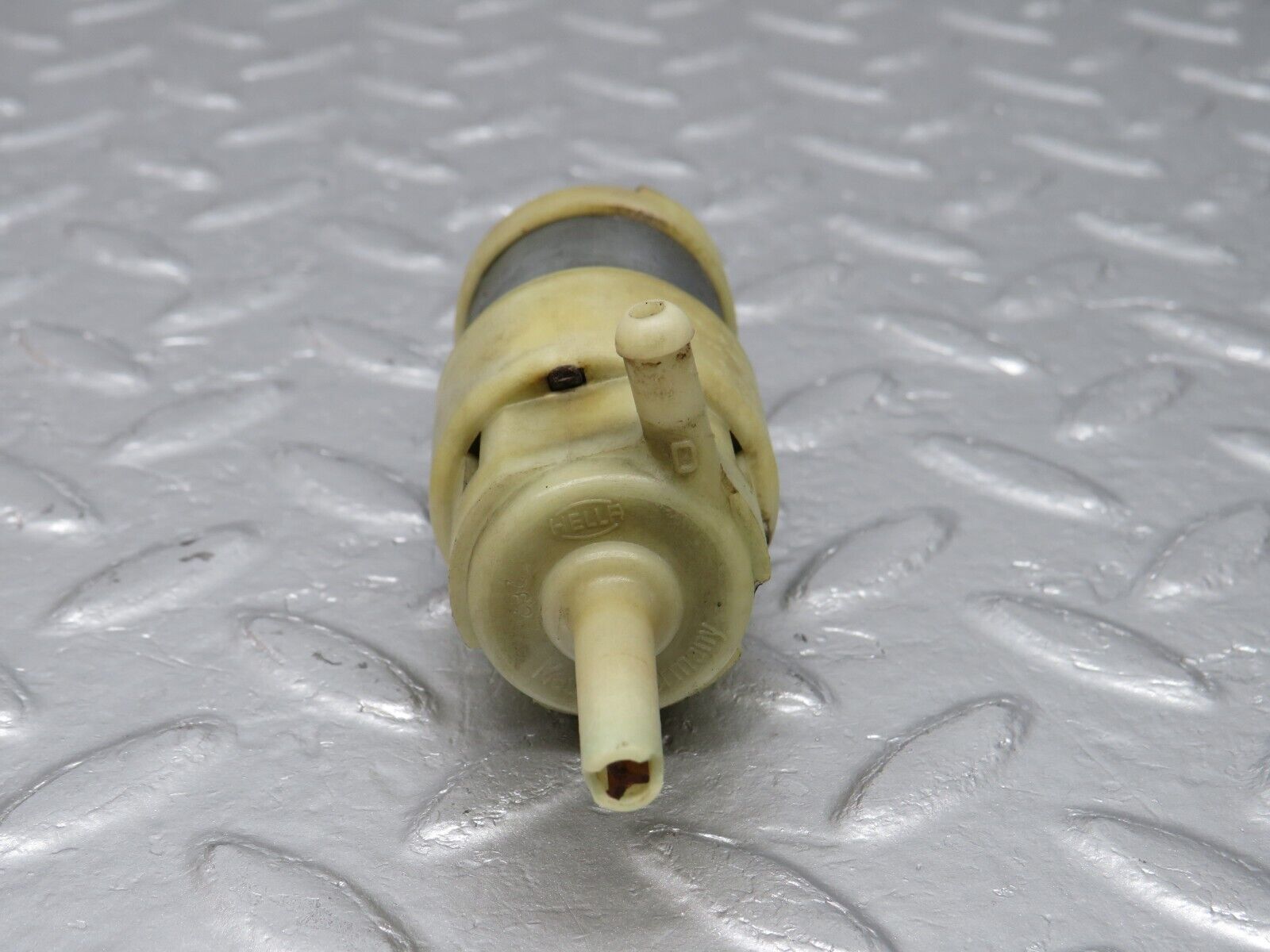 40688 Mercedes-Benz W123 300D Windscreen Washer Pump Hella