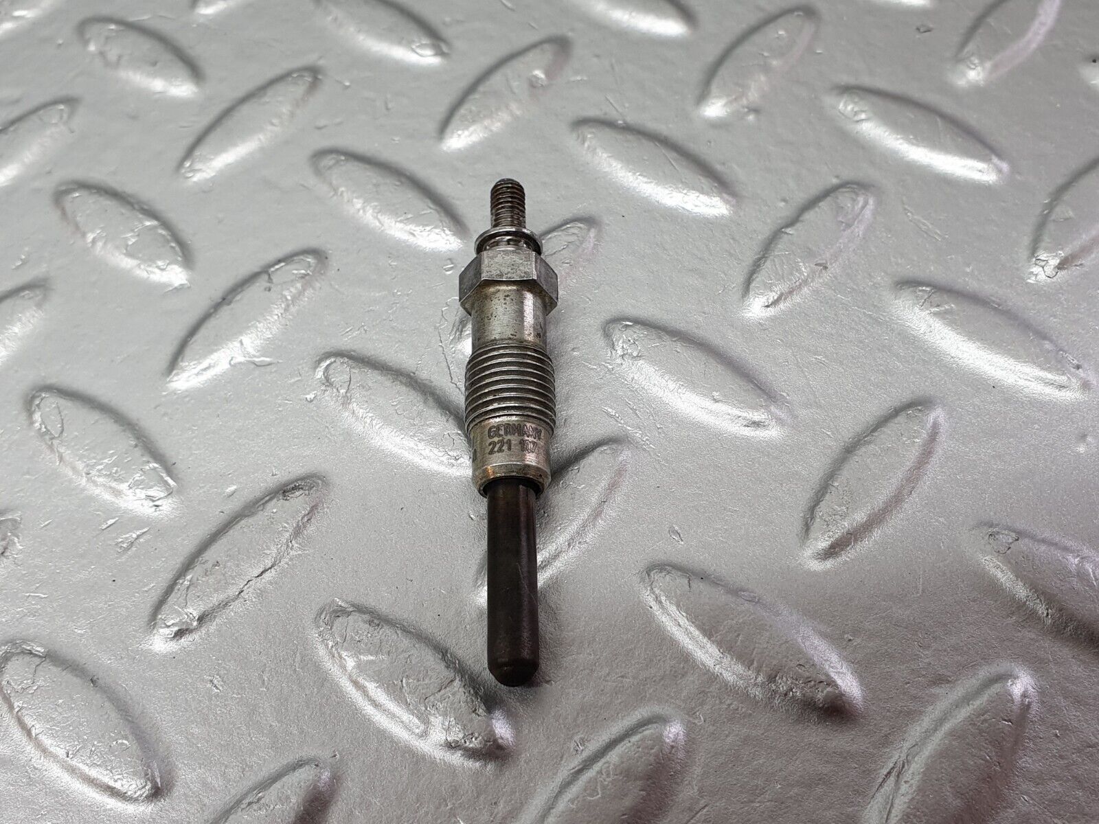 40849 Mercedes-Benz W123 300D Glow Plug Beru 0100221107