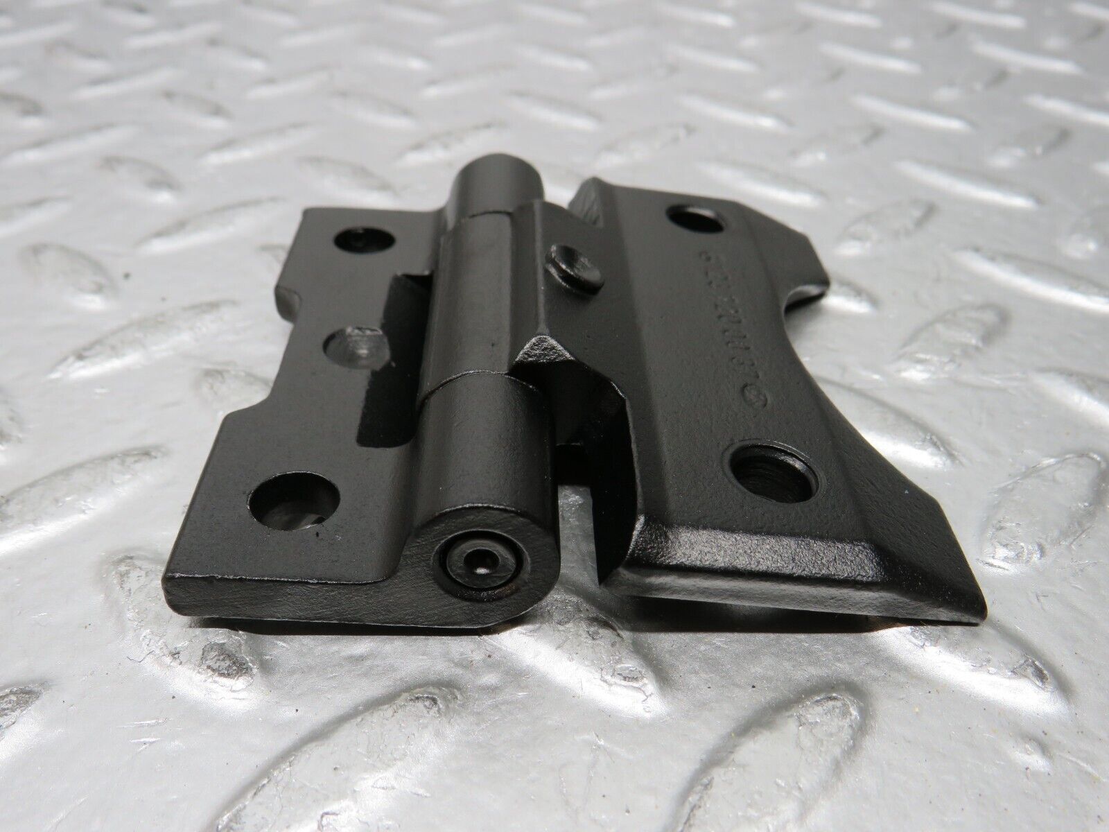 26867 Mercedes-Benz W123 240D Door Hinge Pair 1237200037