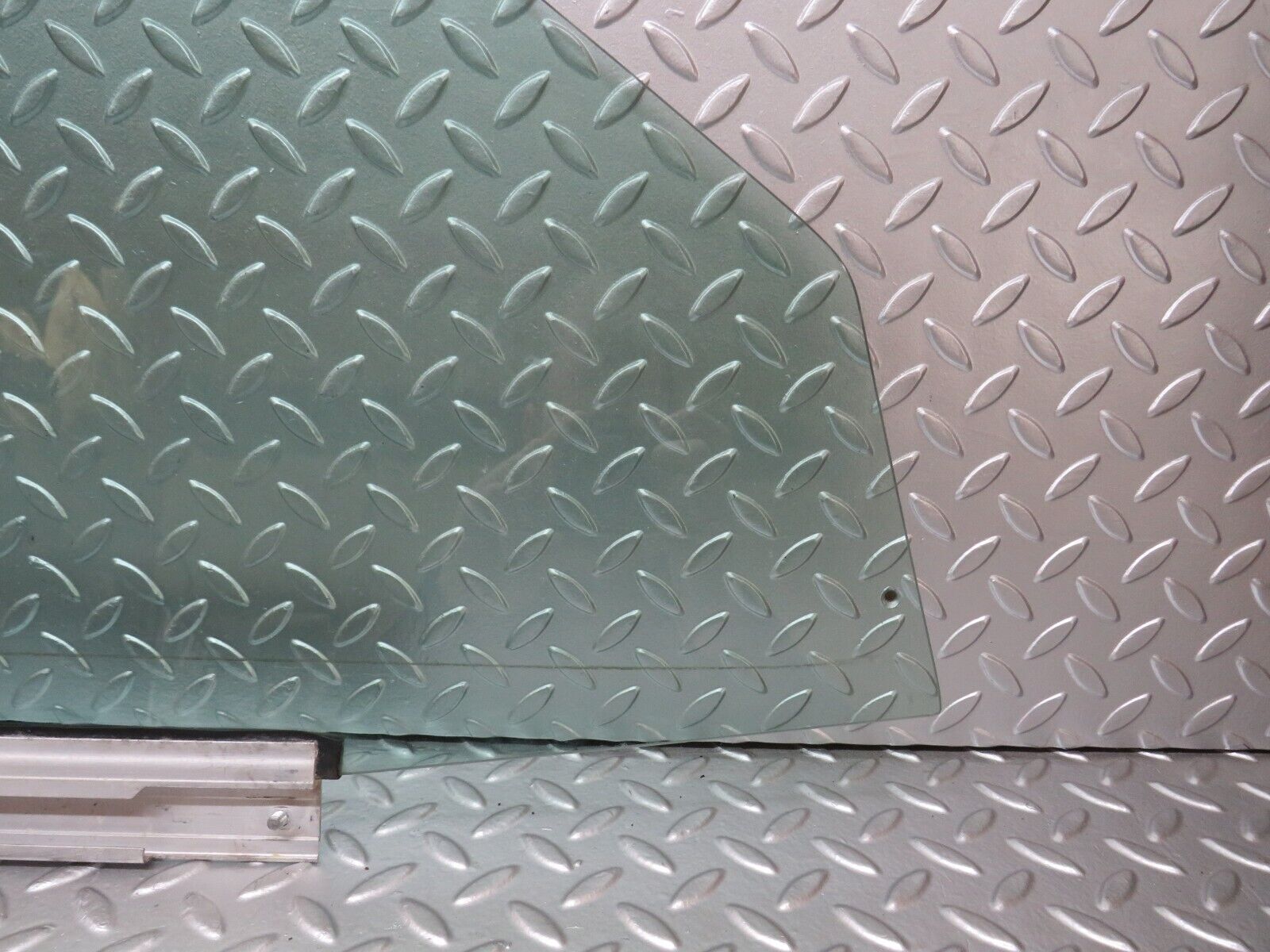 25148 Mercedes-Benz W201 190D Front Left Door Window Glass