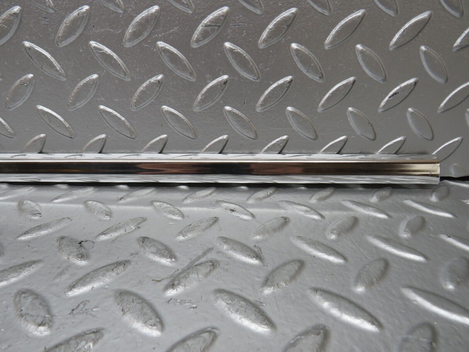 27115 Mercedes-Benz W123 280E Front Left Door Chrome Moulding Trim