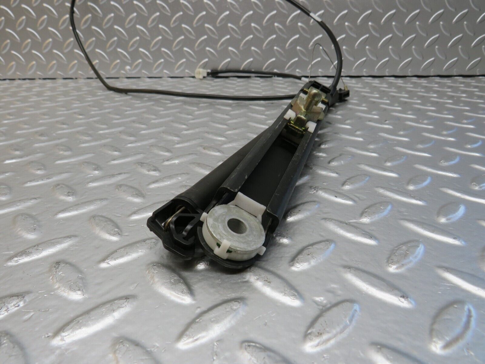 25011 Mercedes-Benz W140 S320 Front Right Seat Belt Adjuster Cable 1408600288