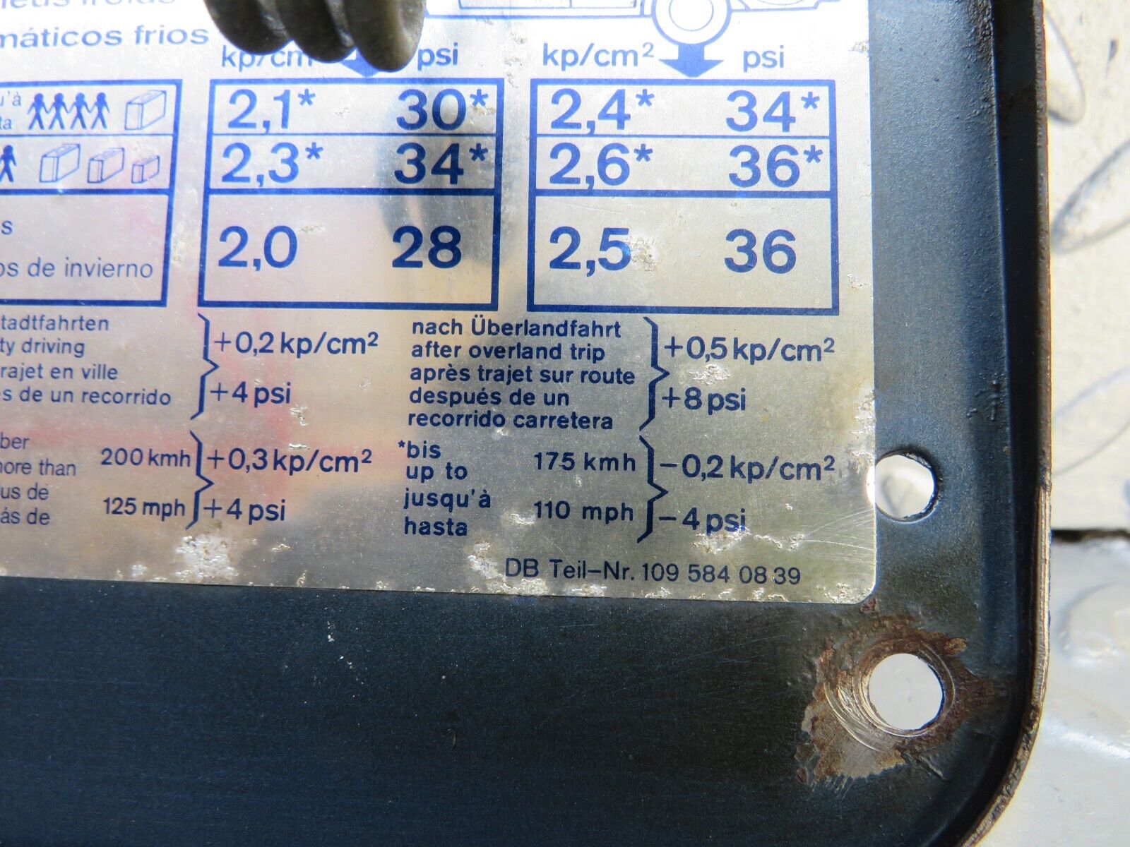 37594 Mercedes-Benz W109 300SEL Fuel Tank Flap Cap 1095840839