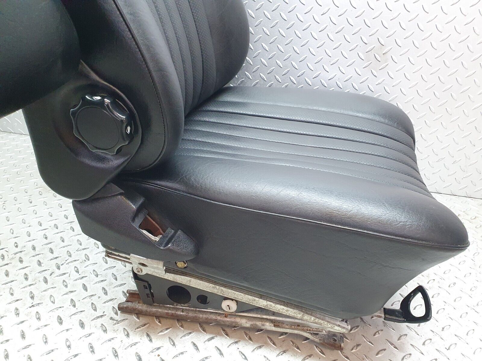 40807 Mercedes-Benz W123 300D Front Left Seat Leather Black