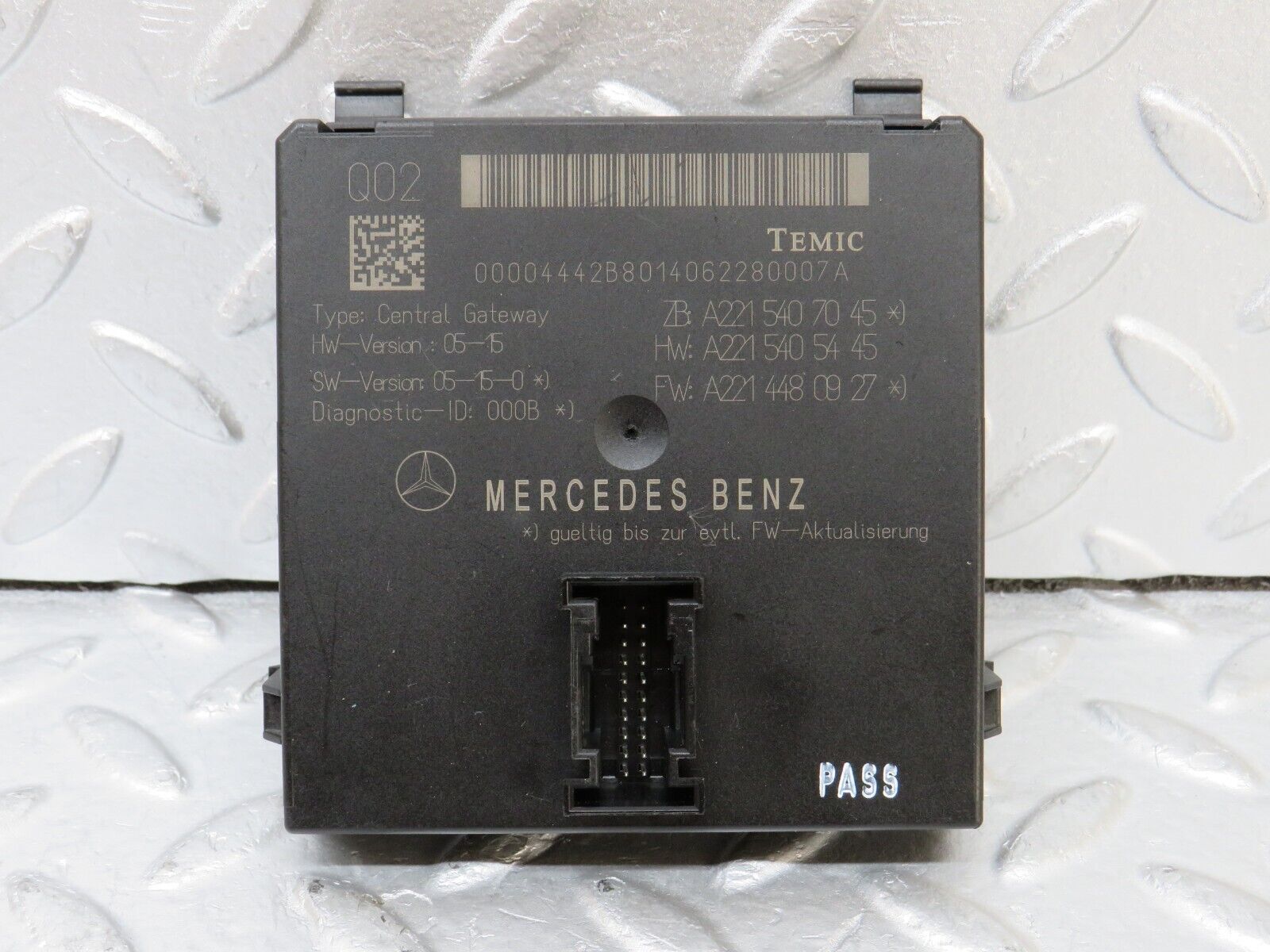 35147 Mercedes-Benz W221 Central Gateway ECU 2215407045