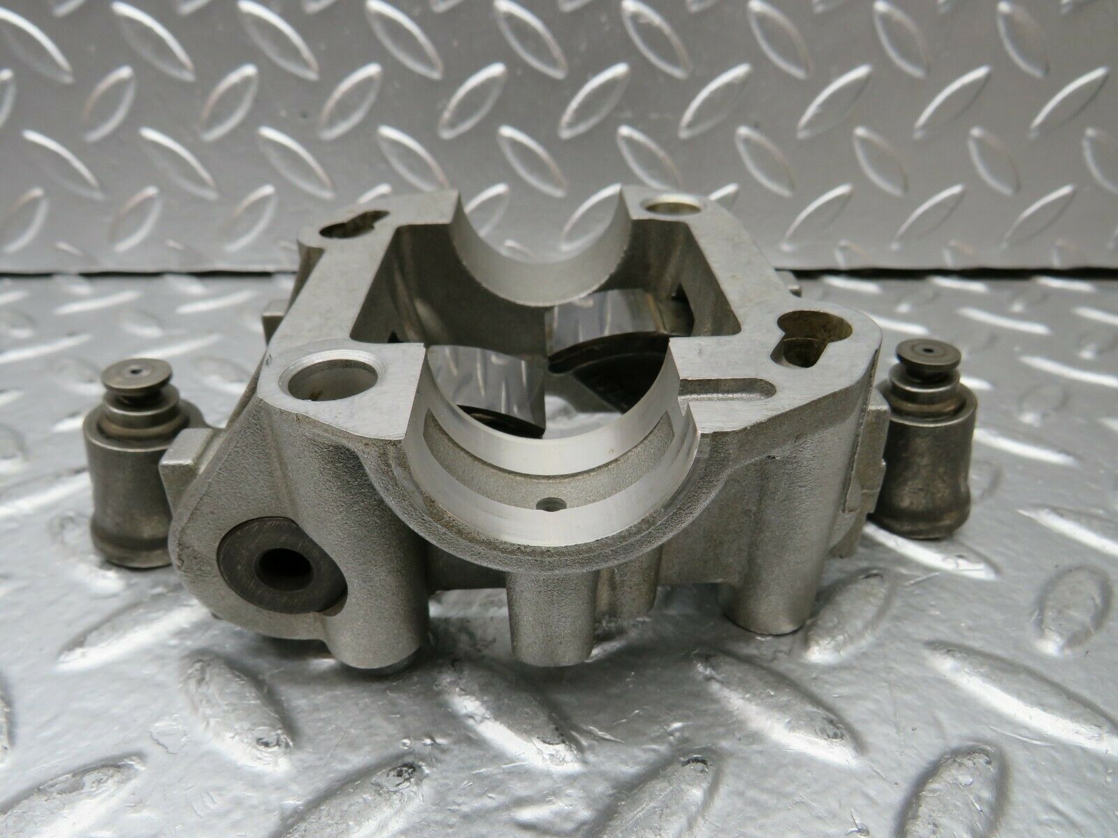 23070 Mercedes-Benz C123 230CE Coupe Rocker Arms Camshaft Bearing Block 1020510110