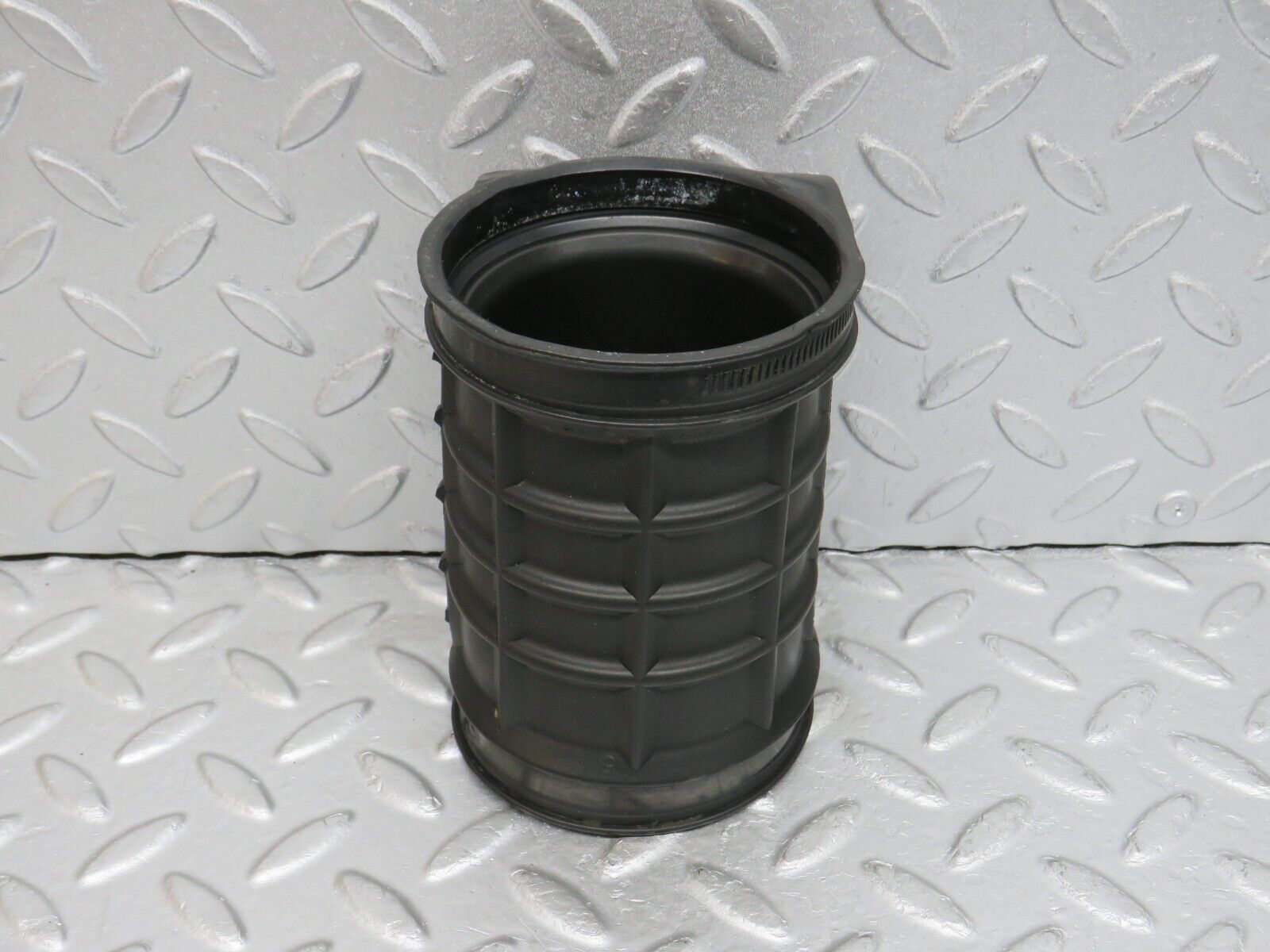 38122 Mercedes-Benz A124 320E Cabriolet Air Intake Pipe 1041410990