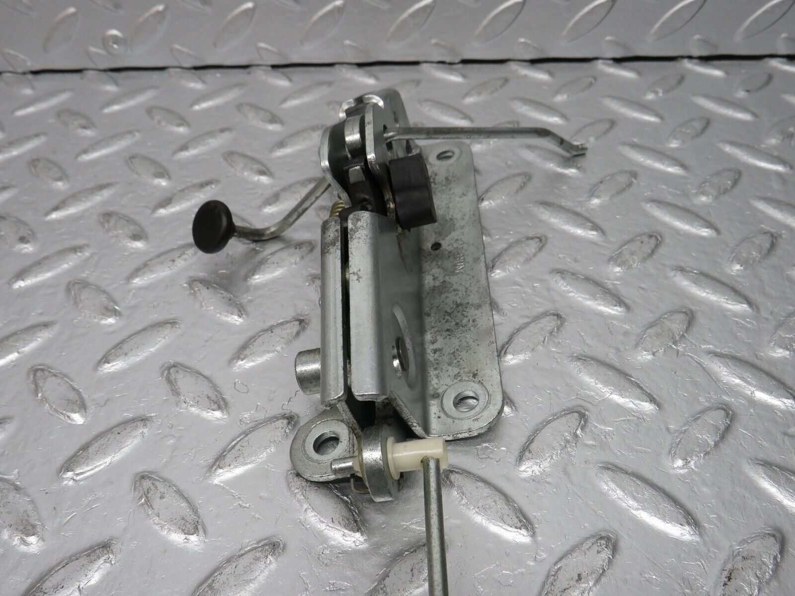 32562 Mercedes-Benz S124 300TE Wagon Rear Right Seat Bench Locking Mechanism