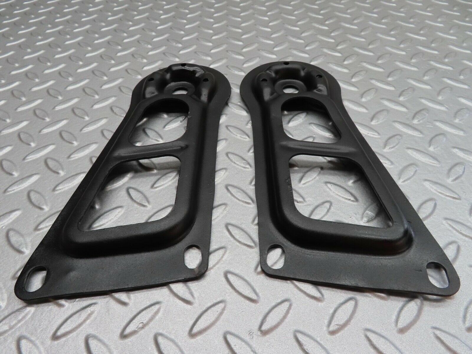 13921 Mercedes-Benz C107 280SLC Rear Suspension Axle Mounting Bracket