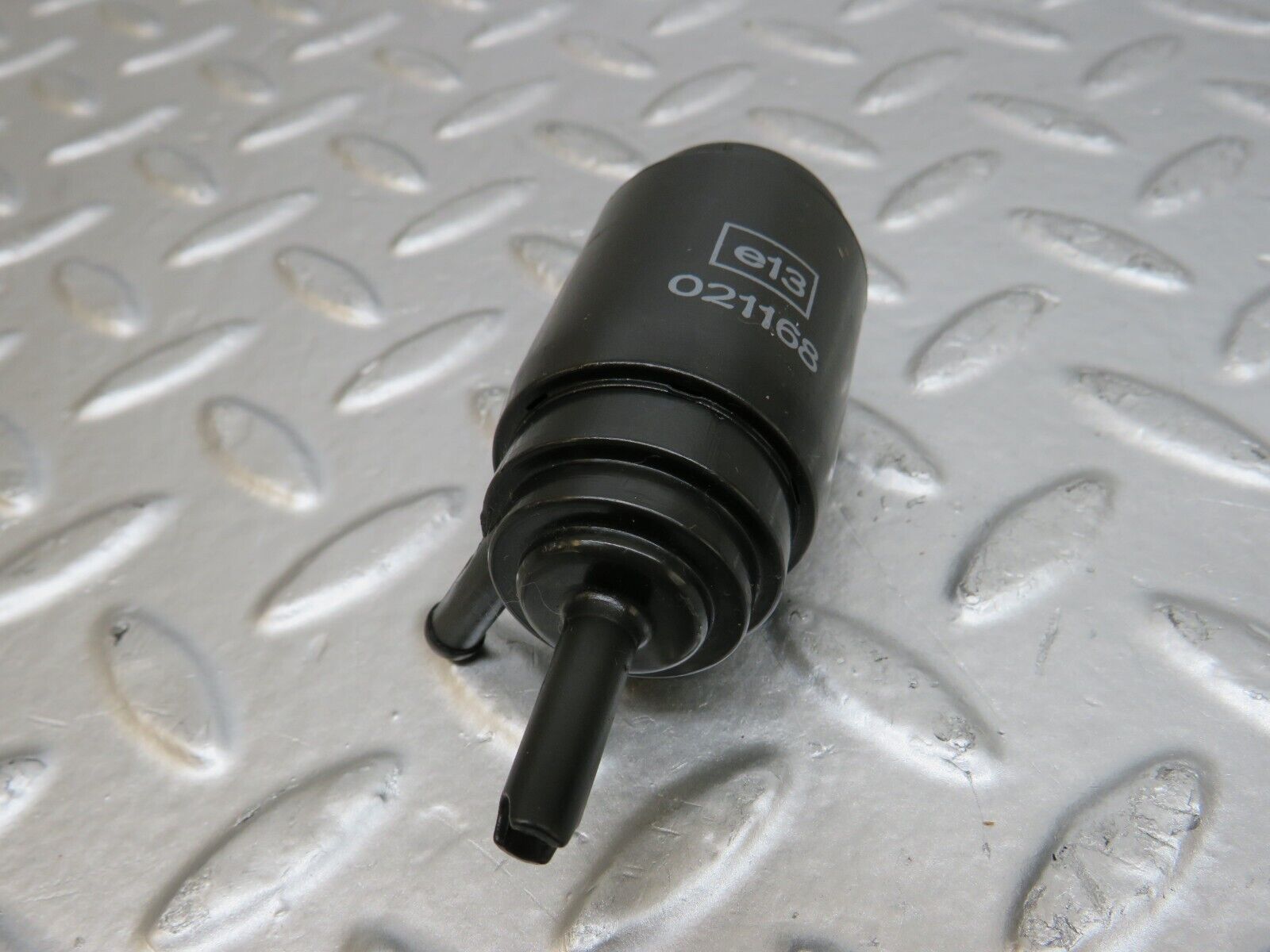 25452 Mercedes-Benz W123 200 Windscreen Washer Pump