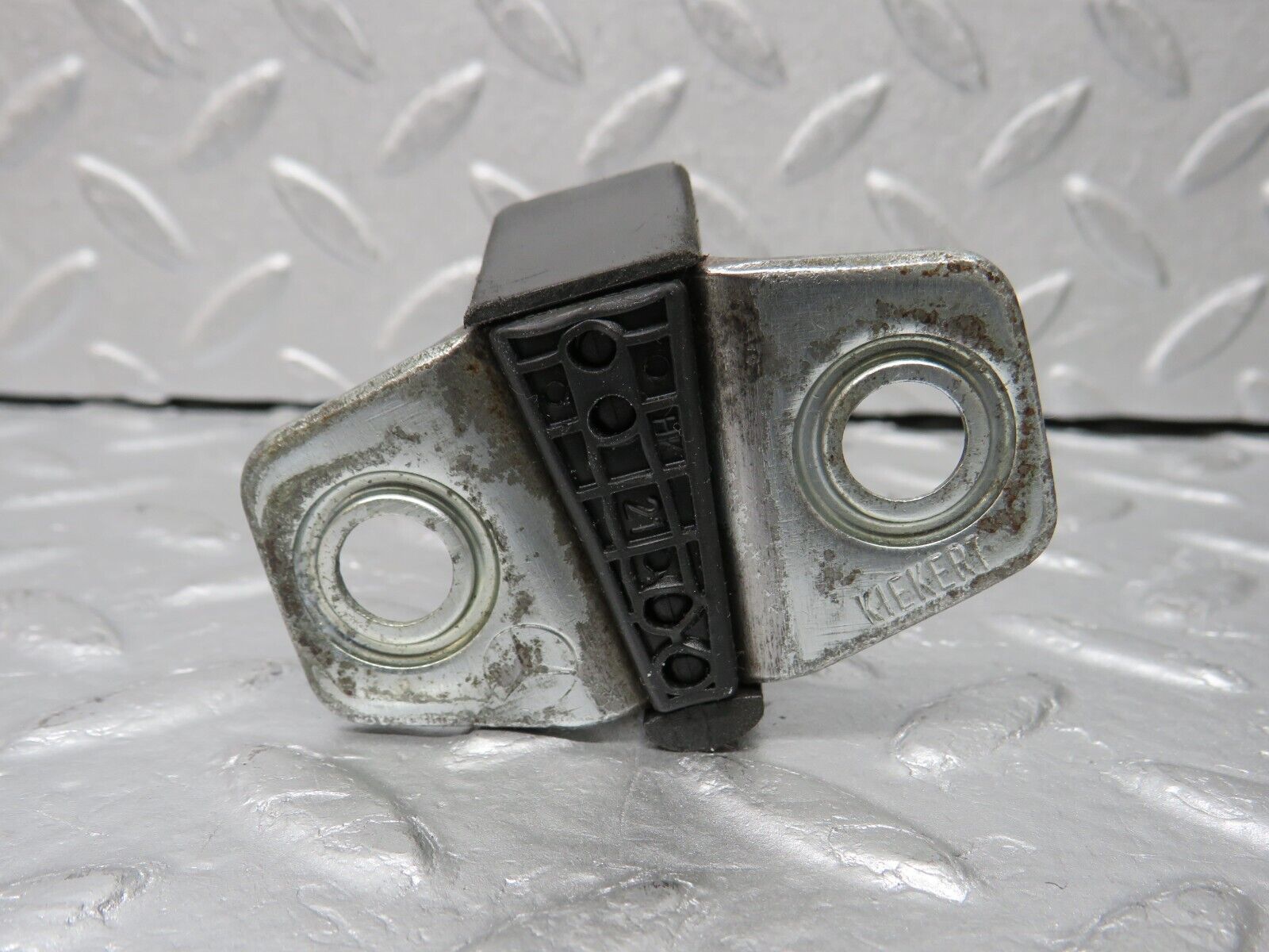 38061 Mercedes-Benz A124 320E Cabriolet Door Lock Latch