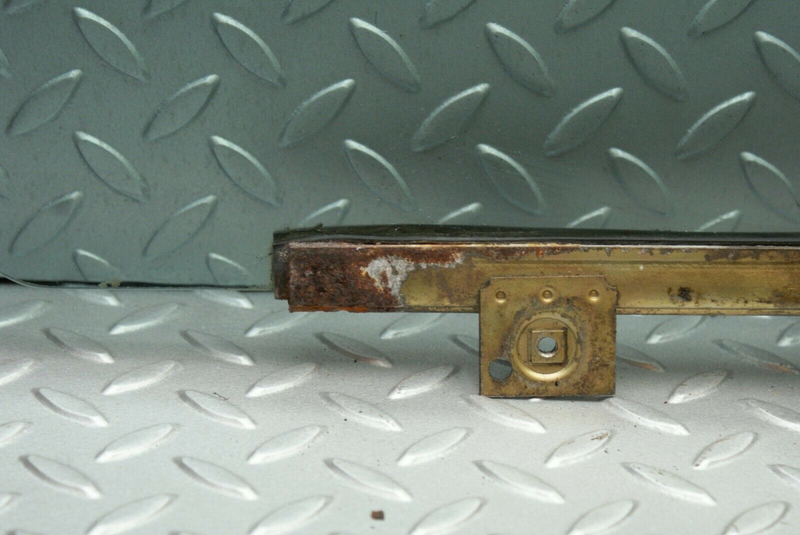 2561 Mercedes-Benz W116 350SE Front Left Door Glass