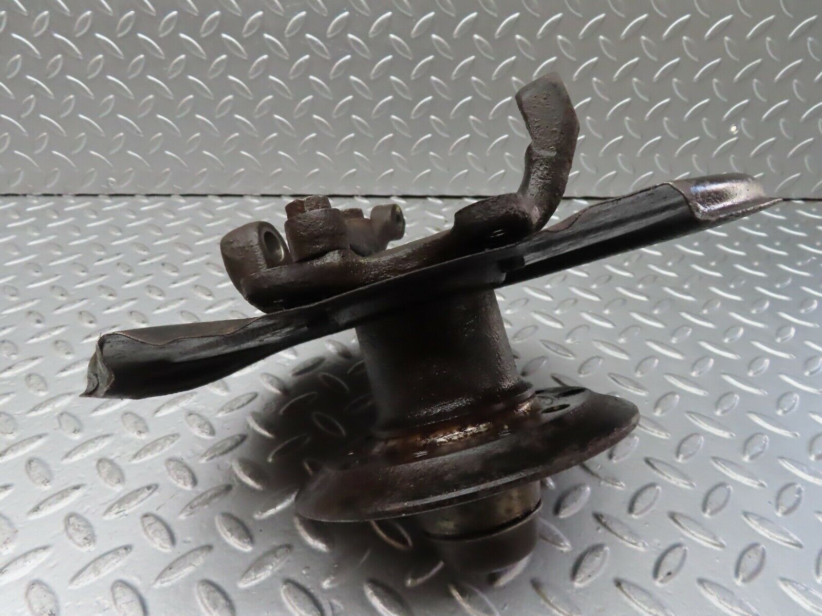 20490 Mercedes-Benz W114 280CE Coupe Front Left Wheel Hub