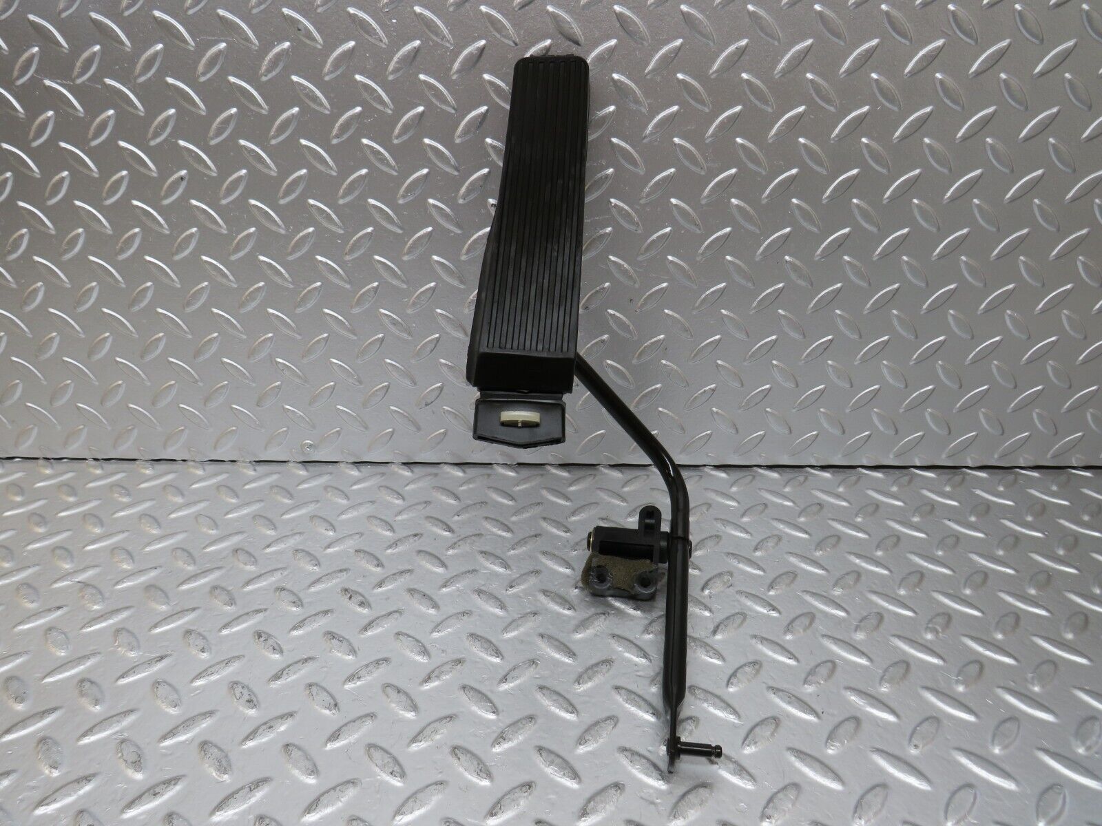 25806 Mercedes-Benz W124 280E Accelerator Pedal With Rubber 1233010082