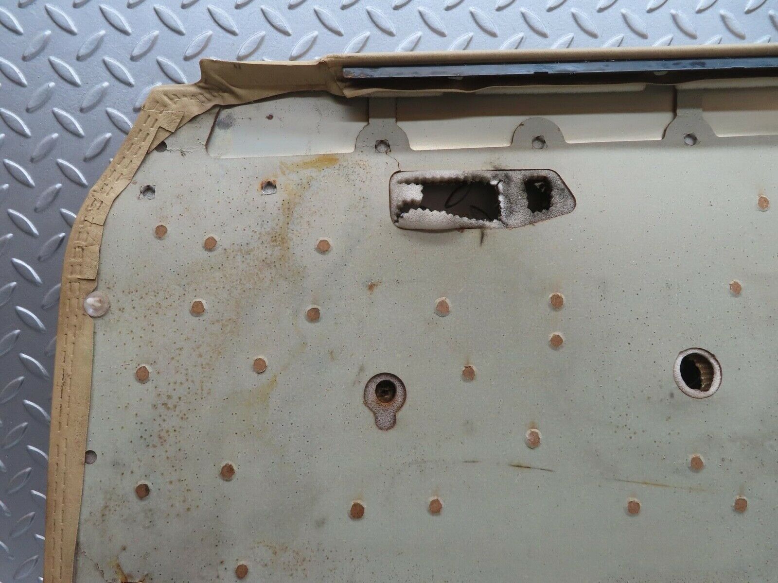 13509 Mercedes-Benz W123 200 Front Left Door Card Cream