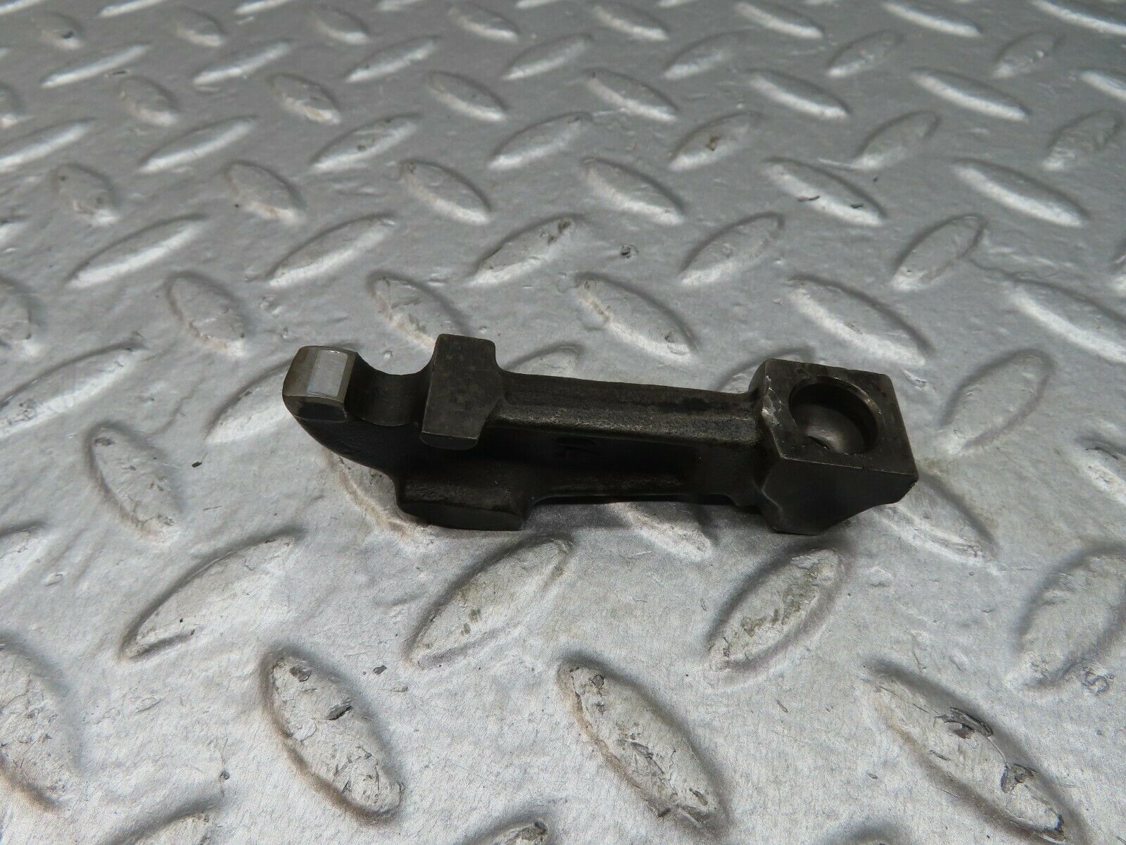 18065 Mercedes-Benz W123 200 Valve Rocker Arm With Retaining Spring