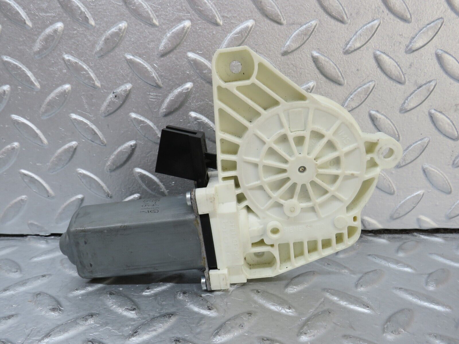 35173 Mercedes-Benz W221 Front Left Window Regulator Motor 2218202742