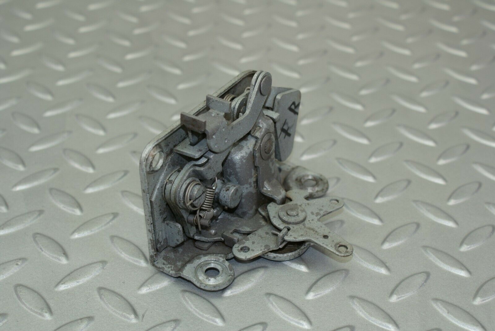 3122 Mercedes-Benz W115 220D Front Right Door Lock Mechanism