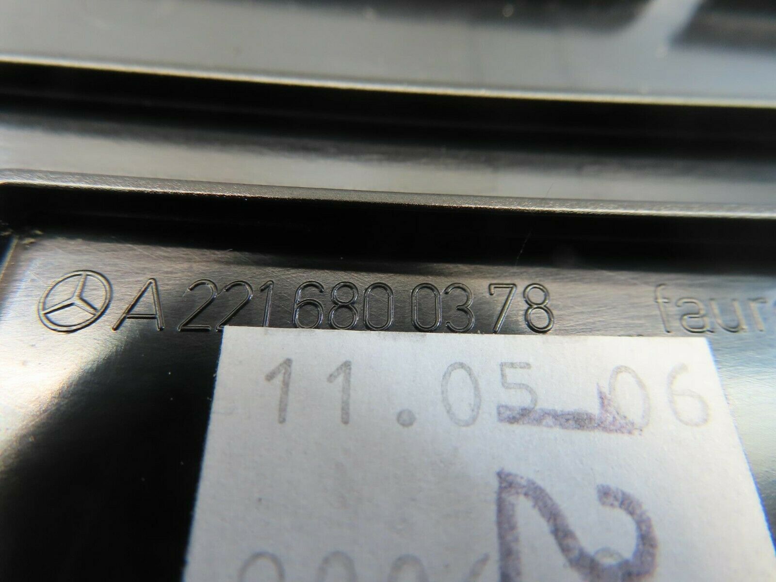 11132 Mercedes-Benz W221 S320 CD Player Cover Panel 2216800378