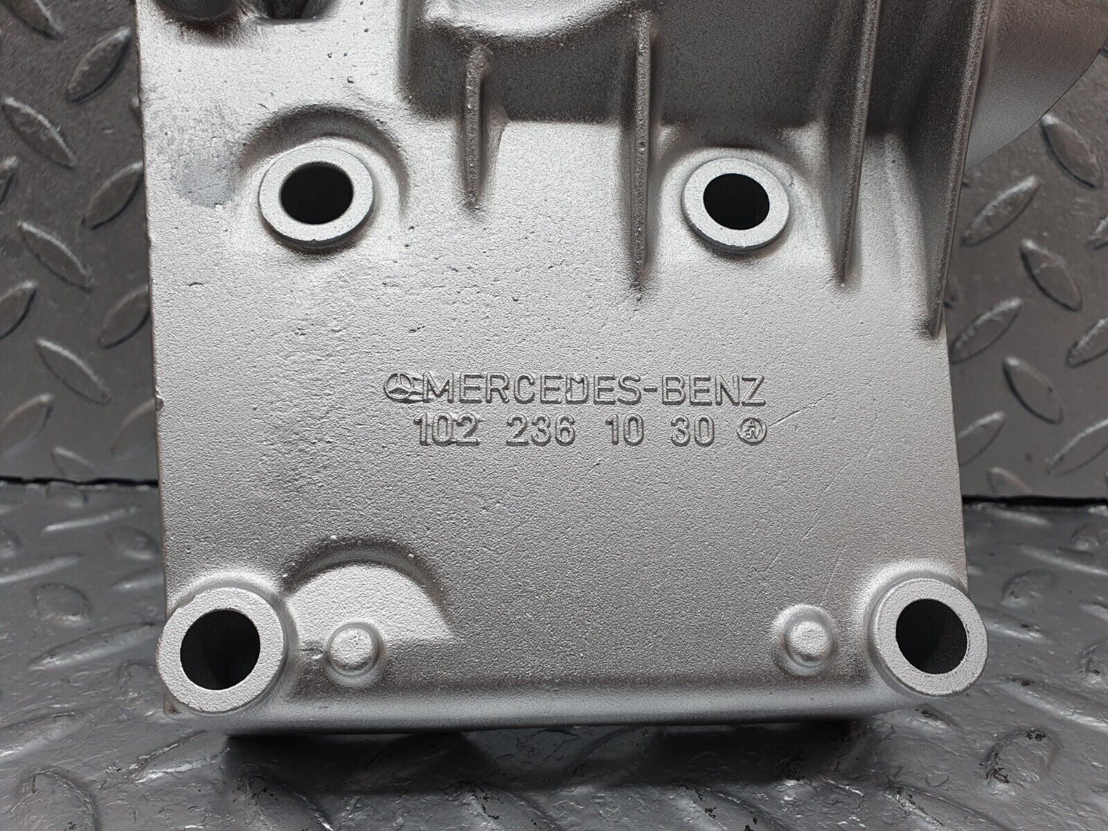 41431 Mercedes-Benz W124 200E Power Steering Pump Bracket 1022361030