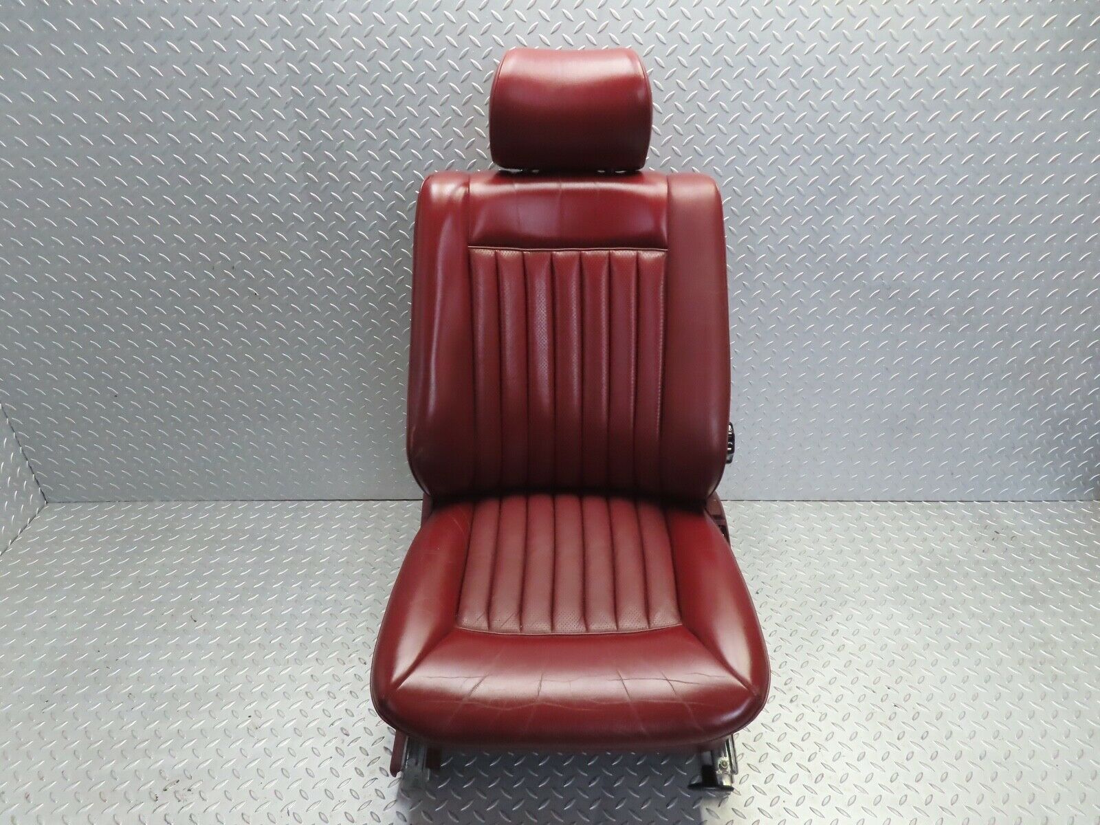 21531 Mercedes-Benz W126 300SE Front Right Seat Red Leather 1269102650