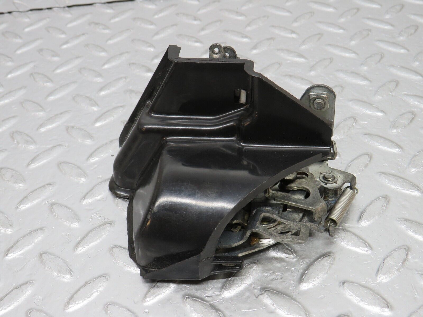 0572 Mercedes-Benz W123 230E Rear Right Door Lock Mechanism 1237330208