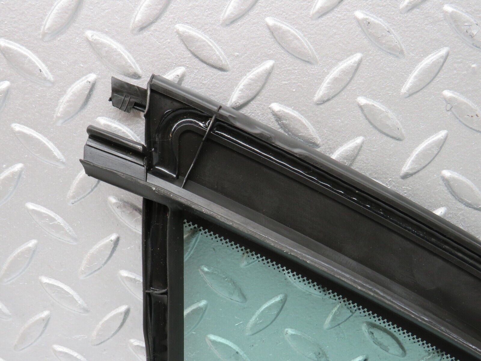 35169 Mercedes-Benz W221 Rear Right Quarter Window Glass 2217350224