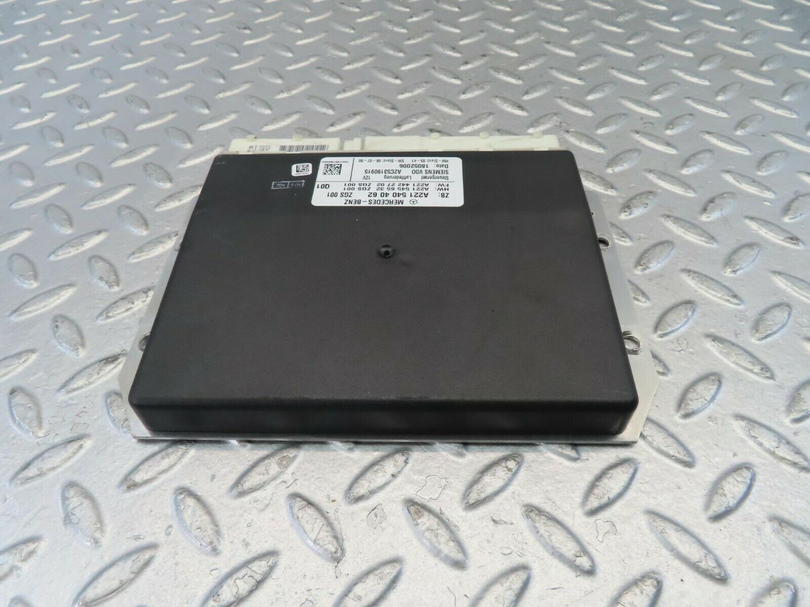 11127 Mercedes-Benz W221 S320 Air Suspension Control Module 2215404062