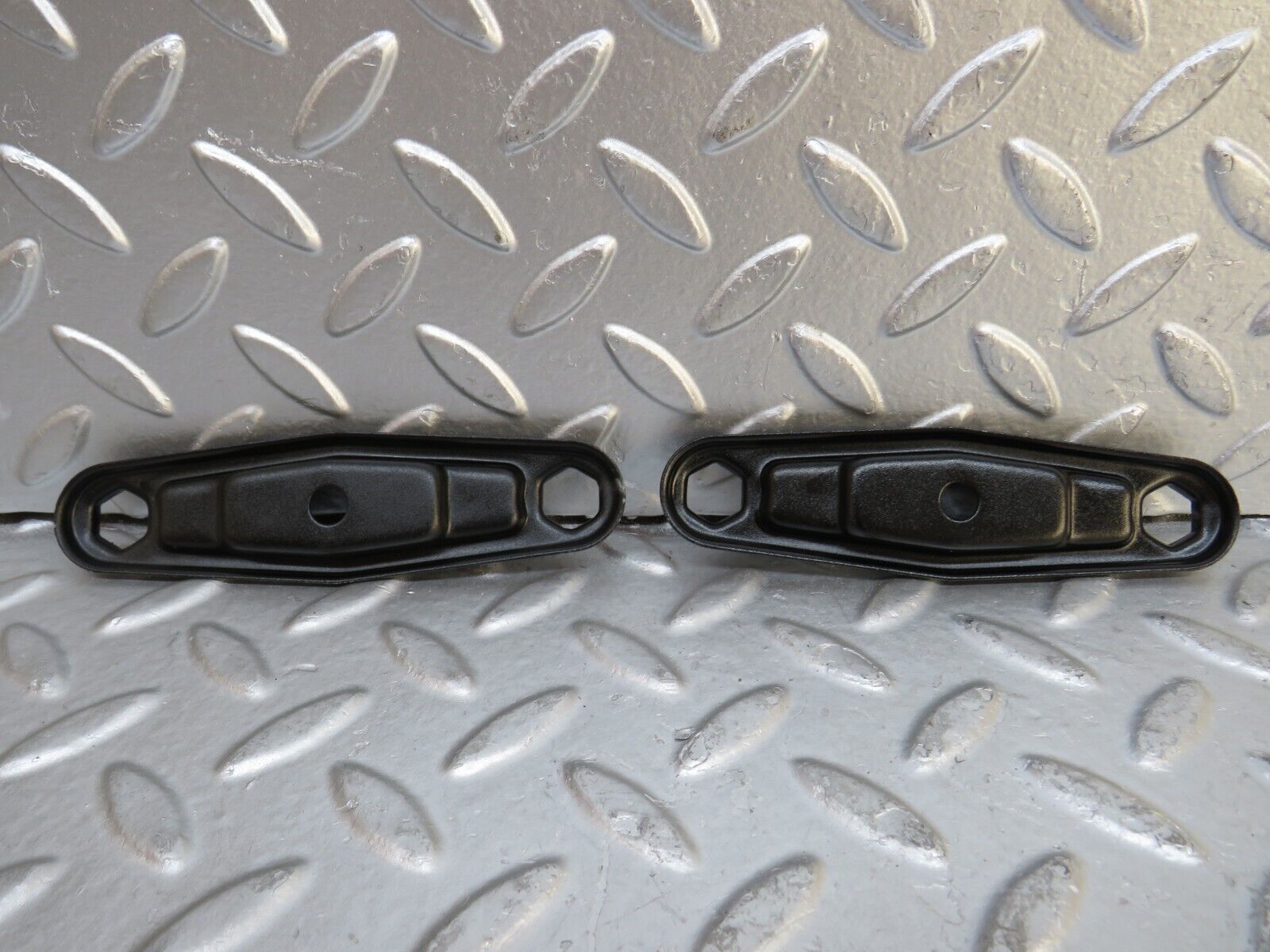 29443 Mercedes-Benz W124 230E Fuel Injector Bracket