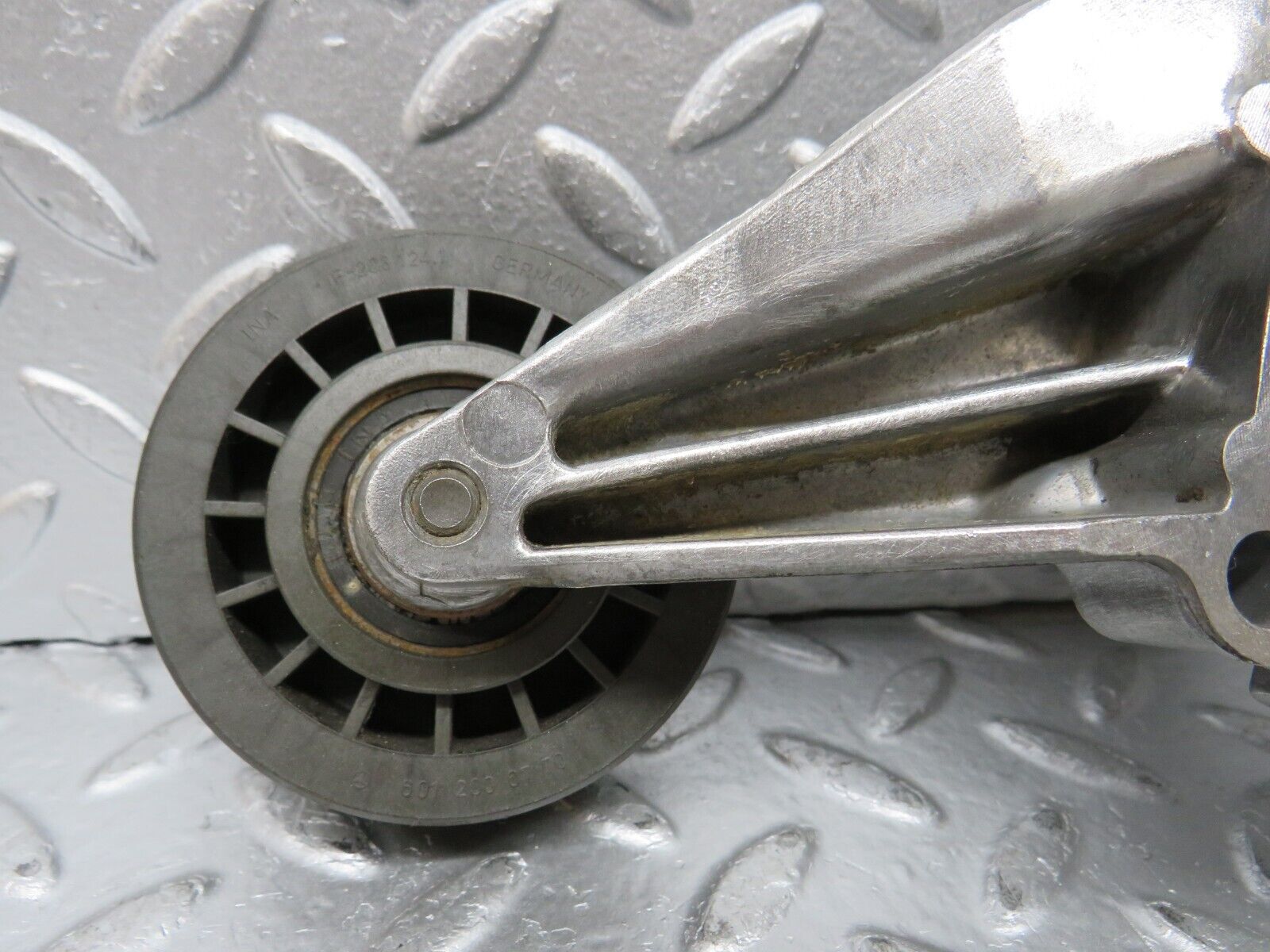 32626 Mercedes-Benz S124 300TE Engine Cooling Fan Clutch Bracket 1032050805