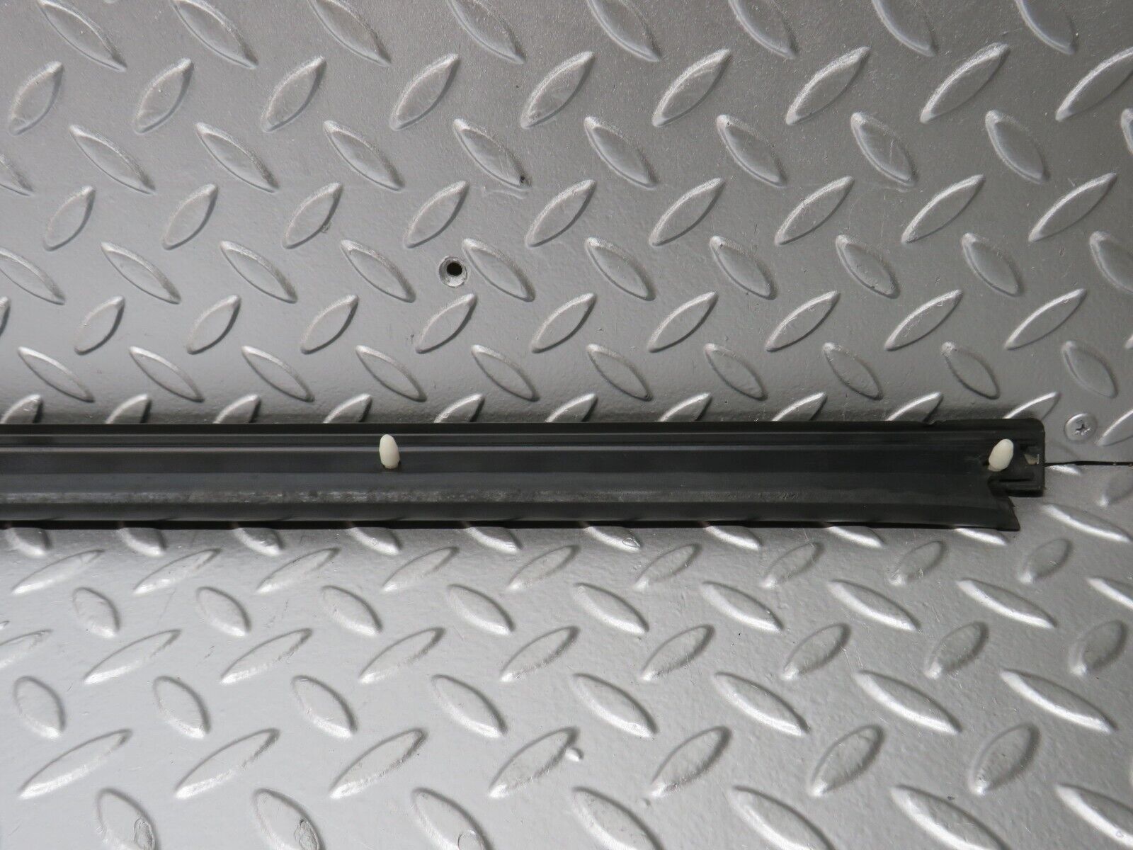 32590 Mercedes-Benz S124 300TE Wagon Door Lower Sealing Rubber Trim Right