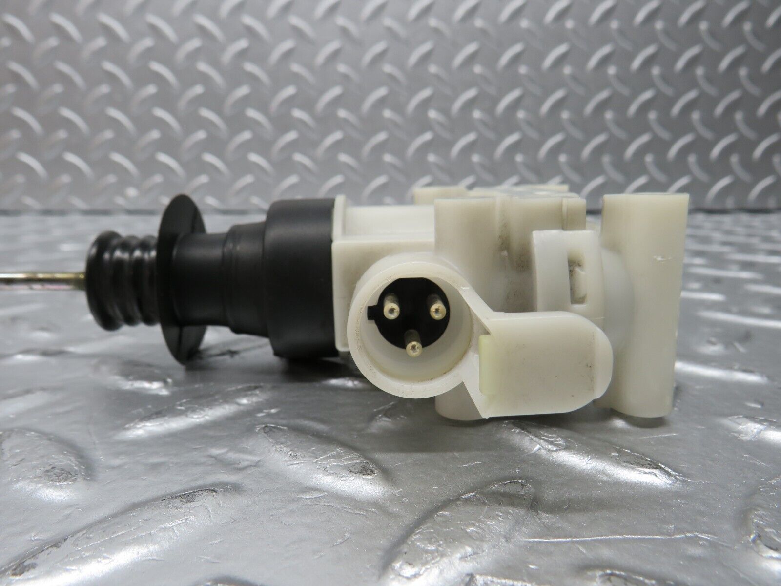 31399 Mercedes-Benz S124 220TE Wagon Trunk Lock Vacuum Actuator Hella