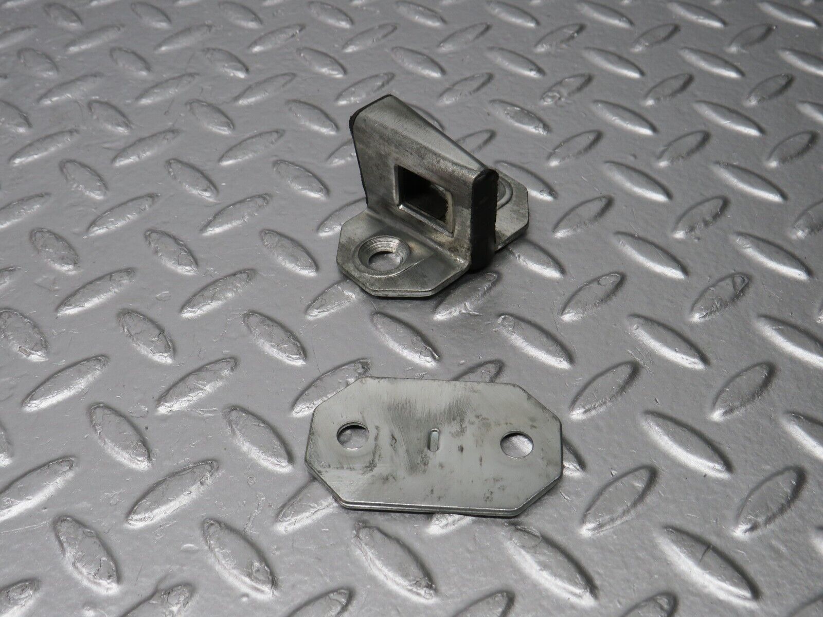 31323 Mercedes-Benz S124 220TE Wagon Door Lock Latch