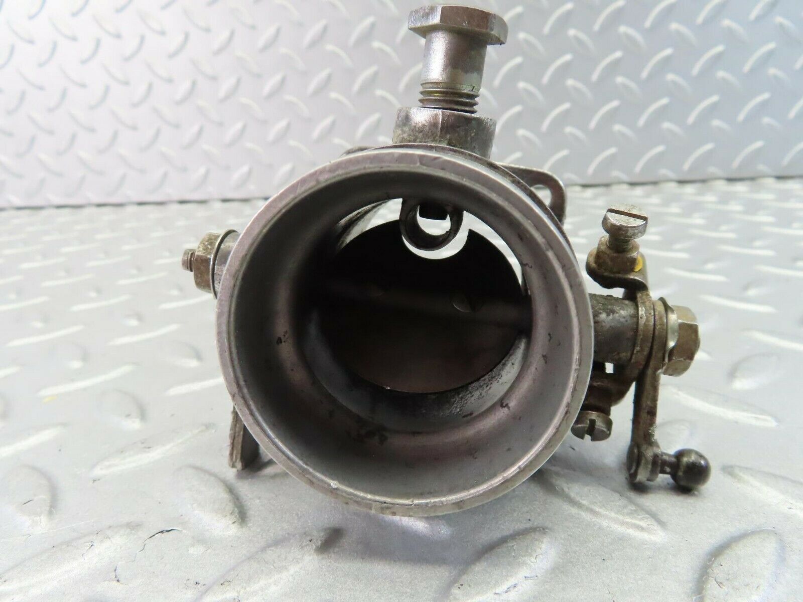 7970 Mercedes-Benz W115 220D Throttle Body 6150710206