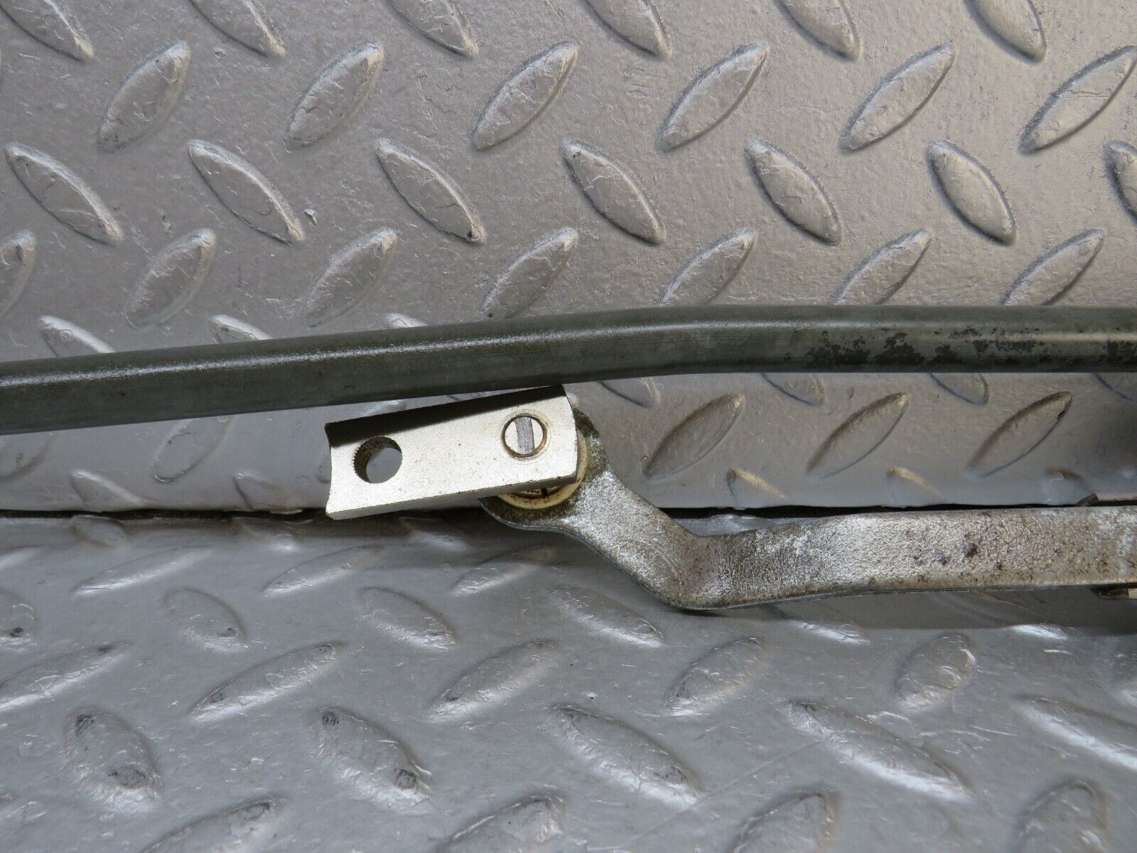 37544 Mercedes-Benz W109 300SEL Windscreen Wiper Linkage