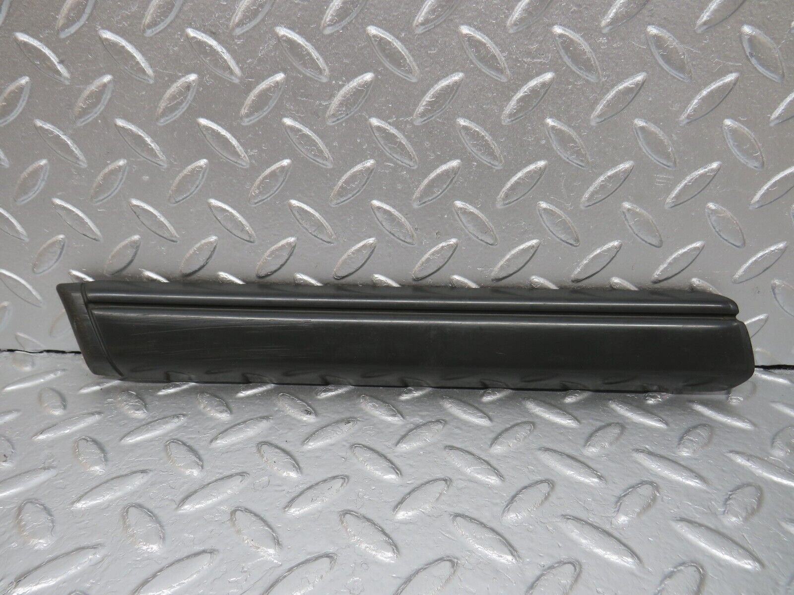 33997 Mercedes-Benz W124 260E Front Left Fender Wing Centre Moulding Trim