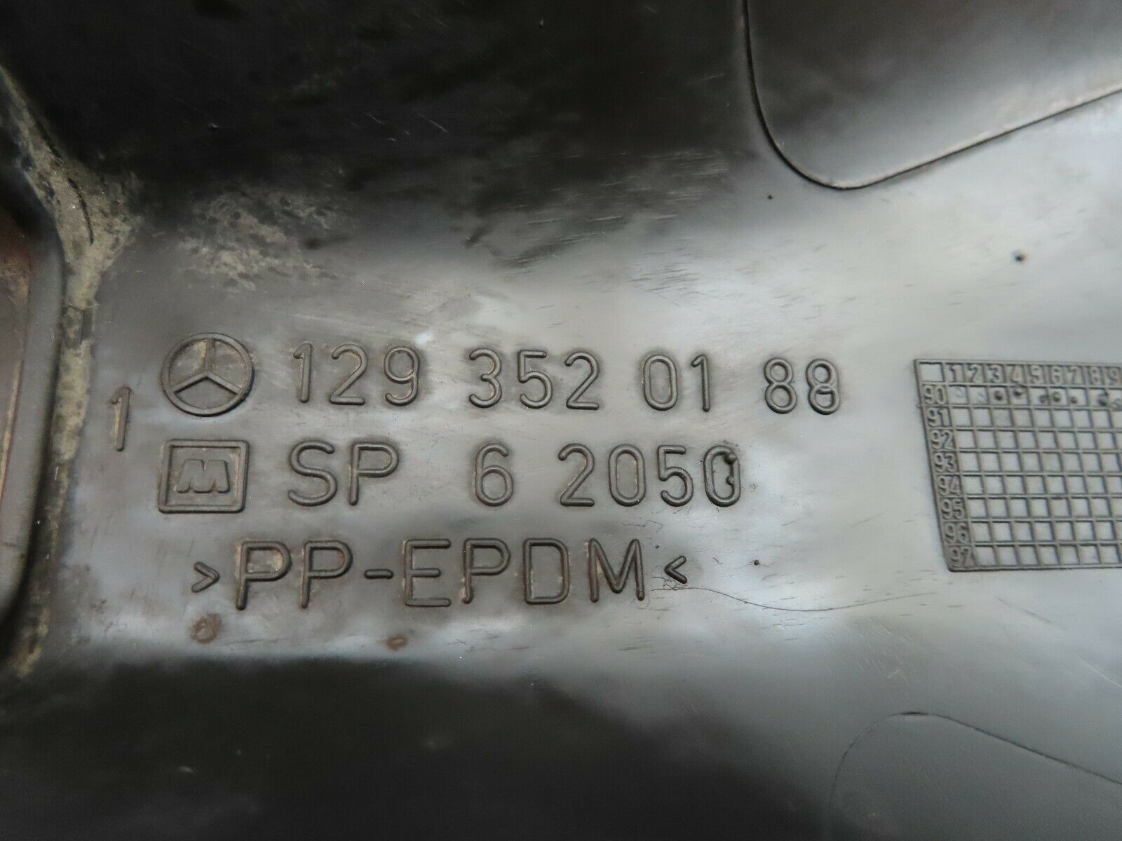 5937 Mercedes-Benz W124 230E Rear Control Arm Cover Pair 1293520188