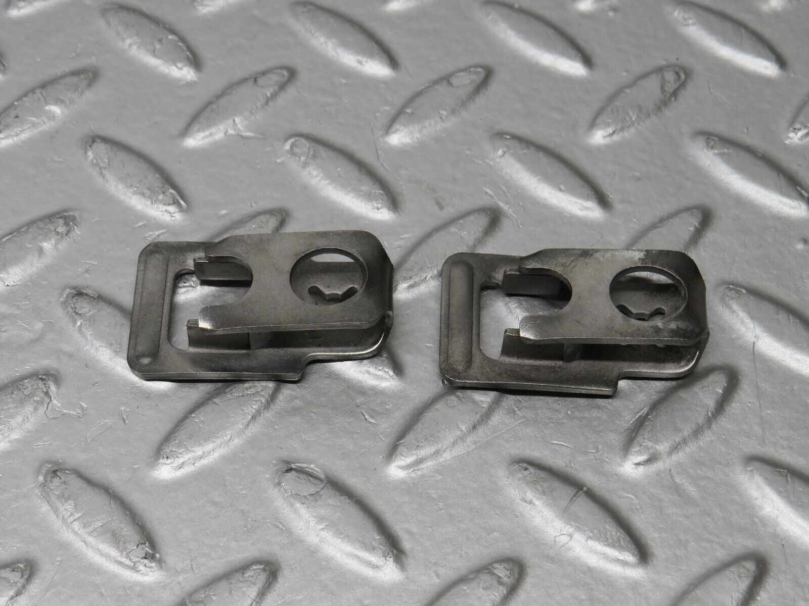 39031 Mercedes-Benz W201 190E 2.6L Fuel Injector Bracket 2x