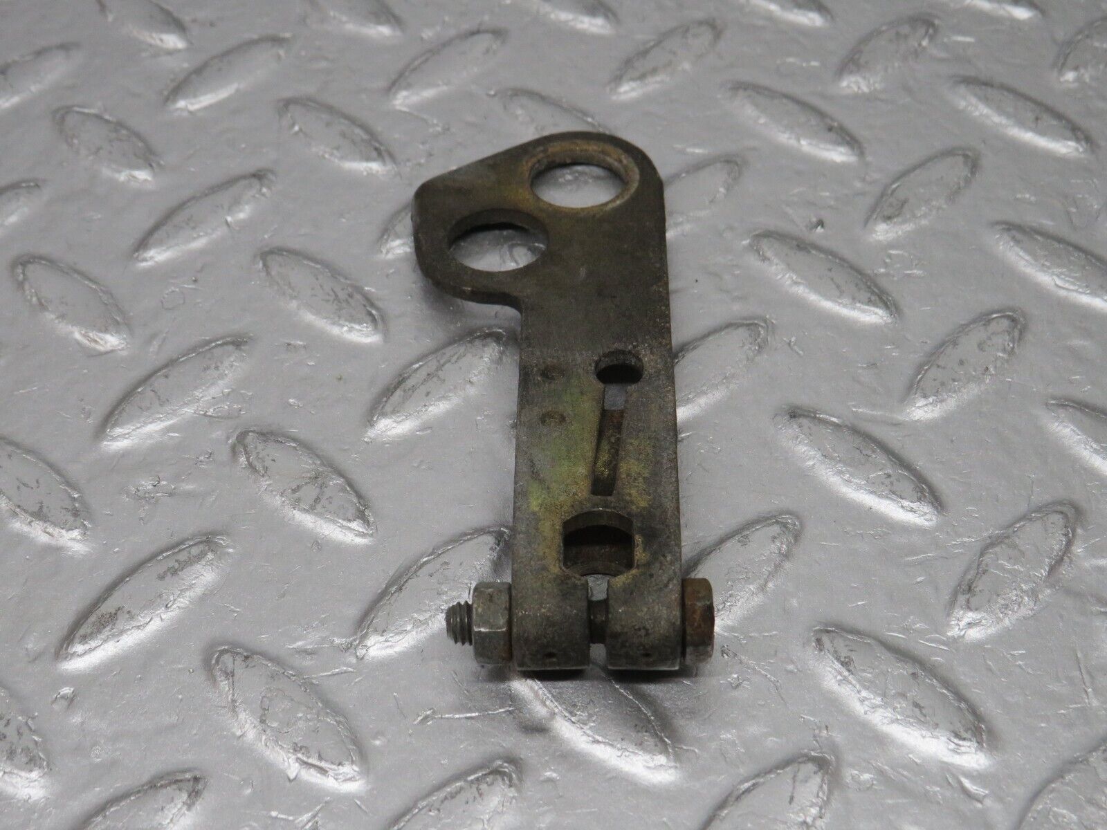 33134 Mercedes-Benz W126 380 V8 M116 Gearbox Linkage Bracket