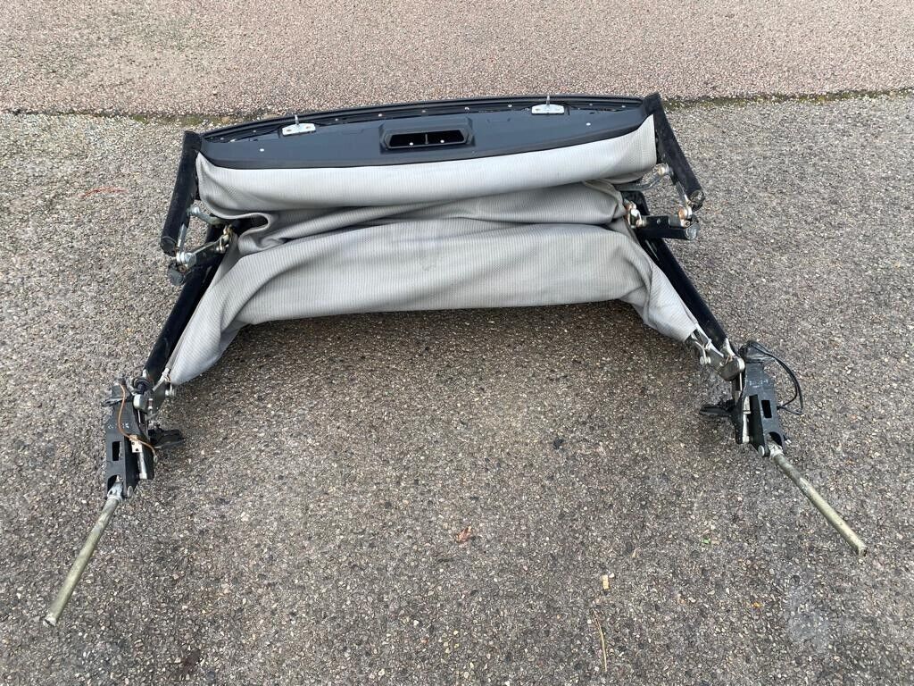 38226 Mercedes-Benz A124 320E Cabriolet Soft Top