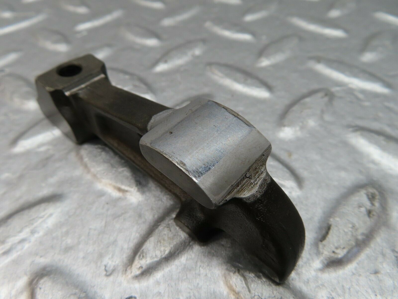 18062 Mercedes-Benz W123 200 Valve Rocker Arm With Retaining Spring