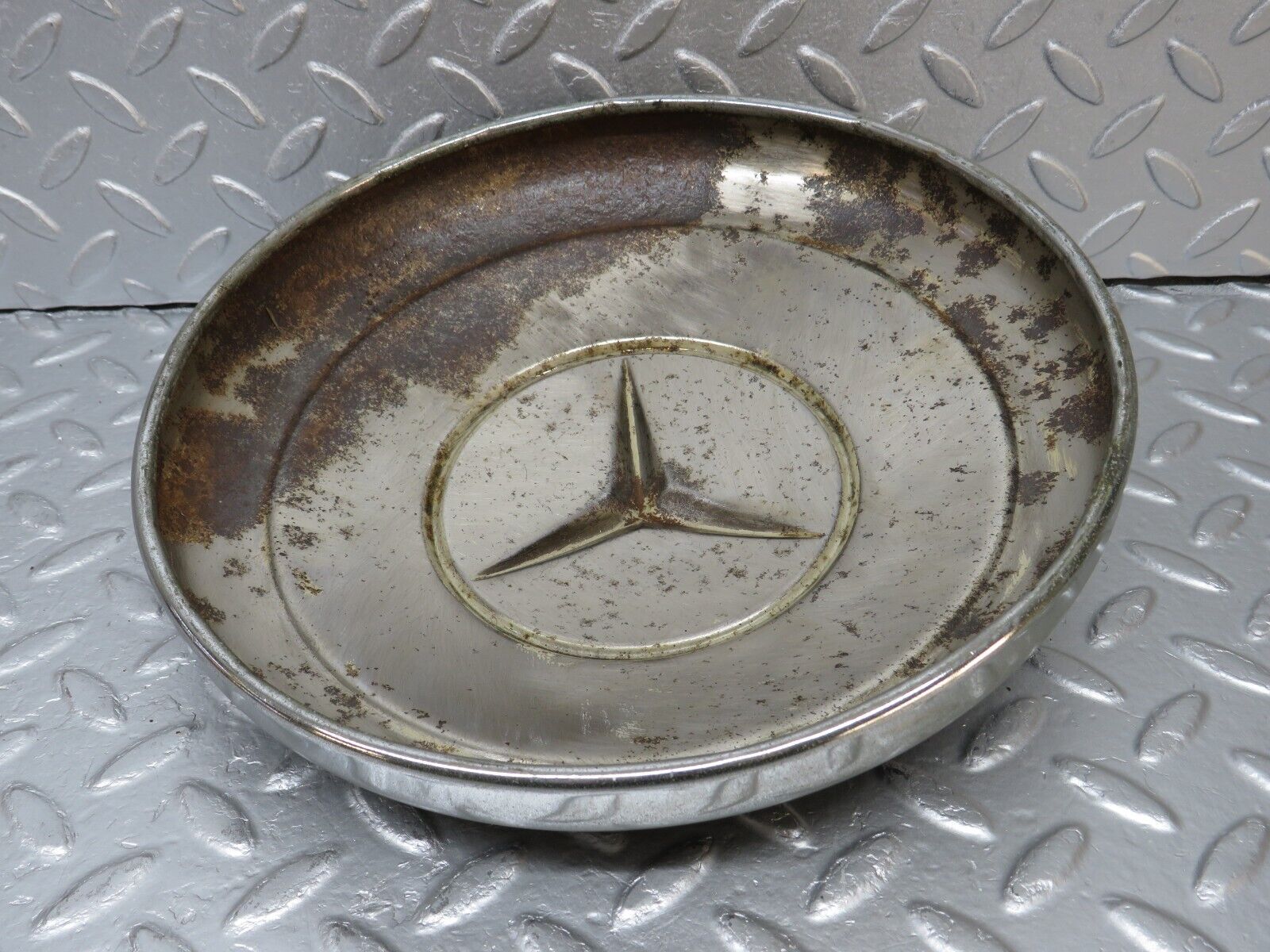 40353 Mercedes-Benz W110 230 Chrome Wheel Hub Cap