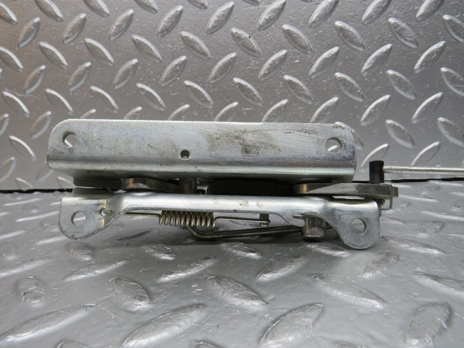 31409 Mercedes-Benz S124 220TE Wagon Rear Left Seat Bench Locking Mechanism