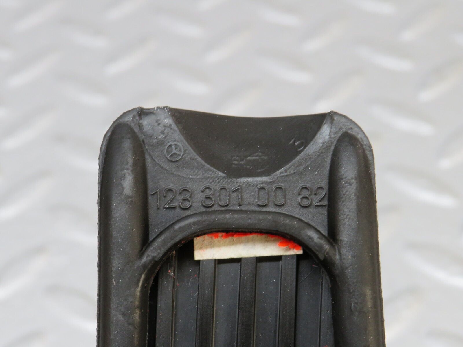 36568 Mercedes-Benz W201 190E 2.0L Accelerator Pedal & Rubber 1263000504 1233010082