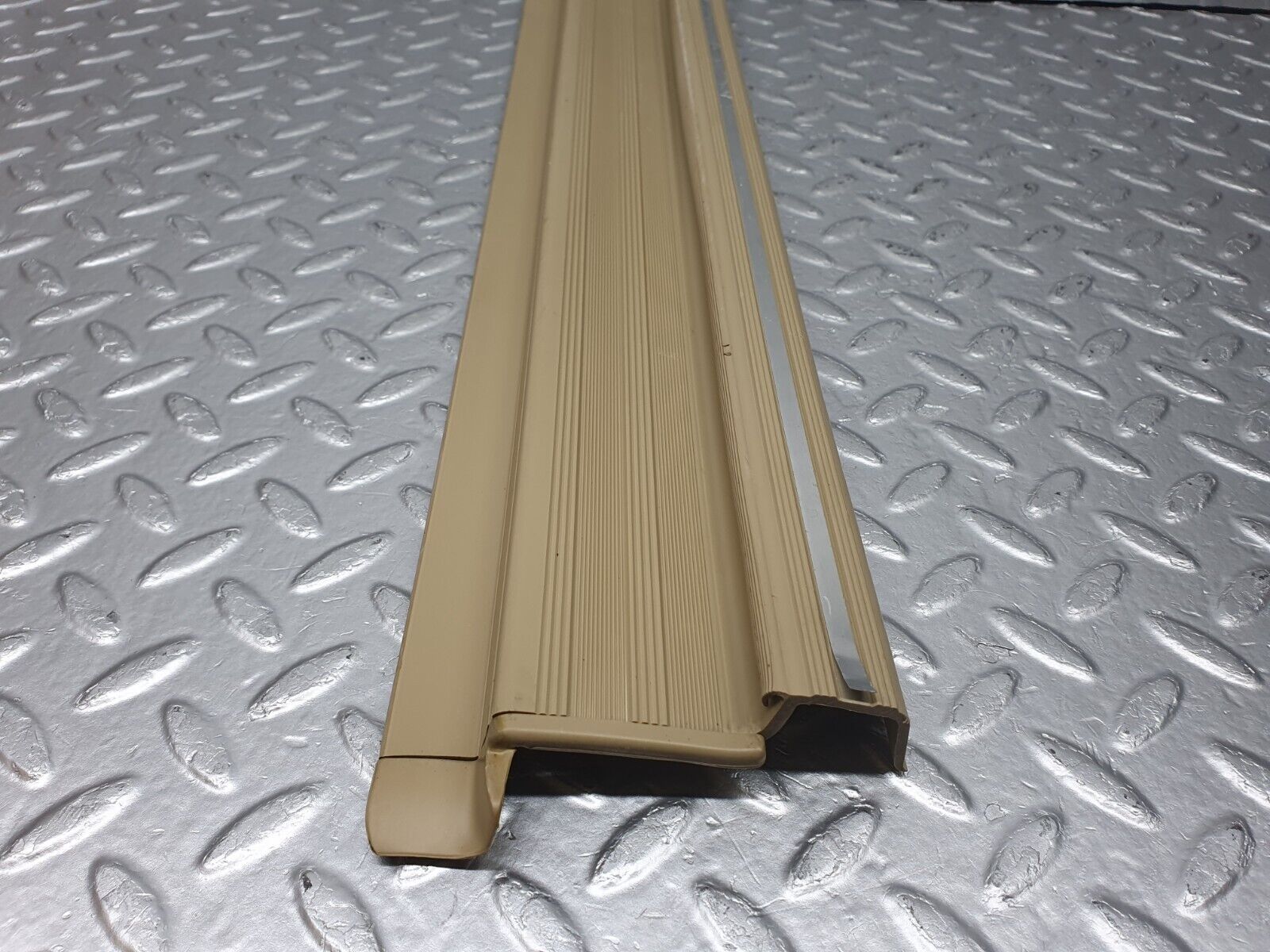 40909 Mercedes-Benz W126 300SE Rear Left Door Sill Trim Beige