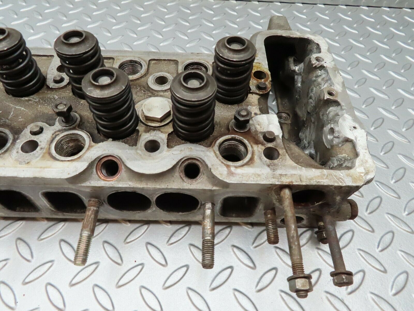 3676 Mercedes-Benz W108 280SE Cylinder Head 1300160001