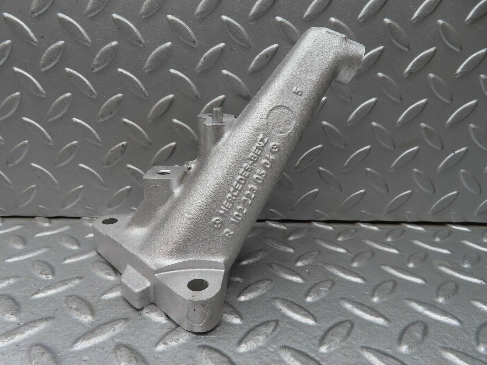 13565 Mercedes-Benz W123 200 Engine Mount Bracket Left Side 1022230504