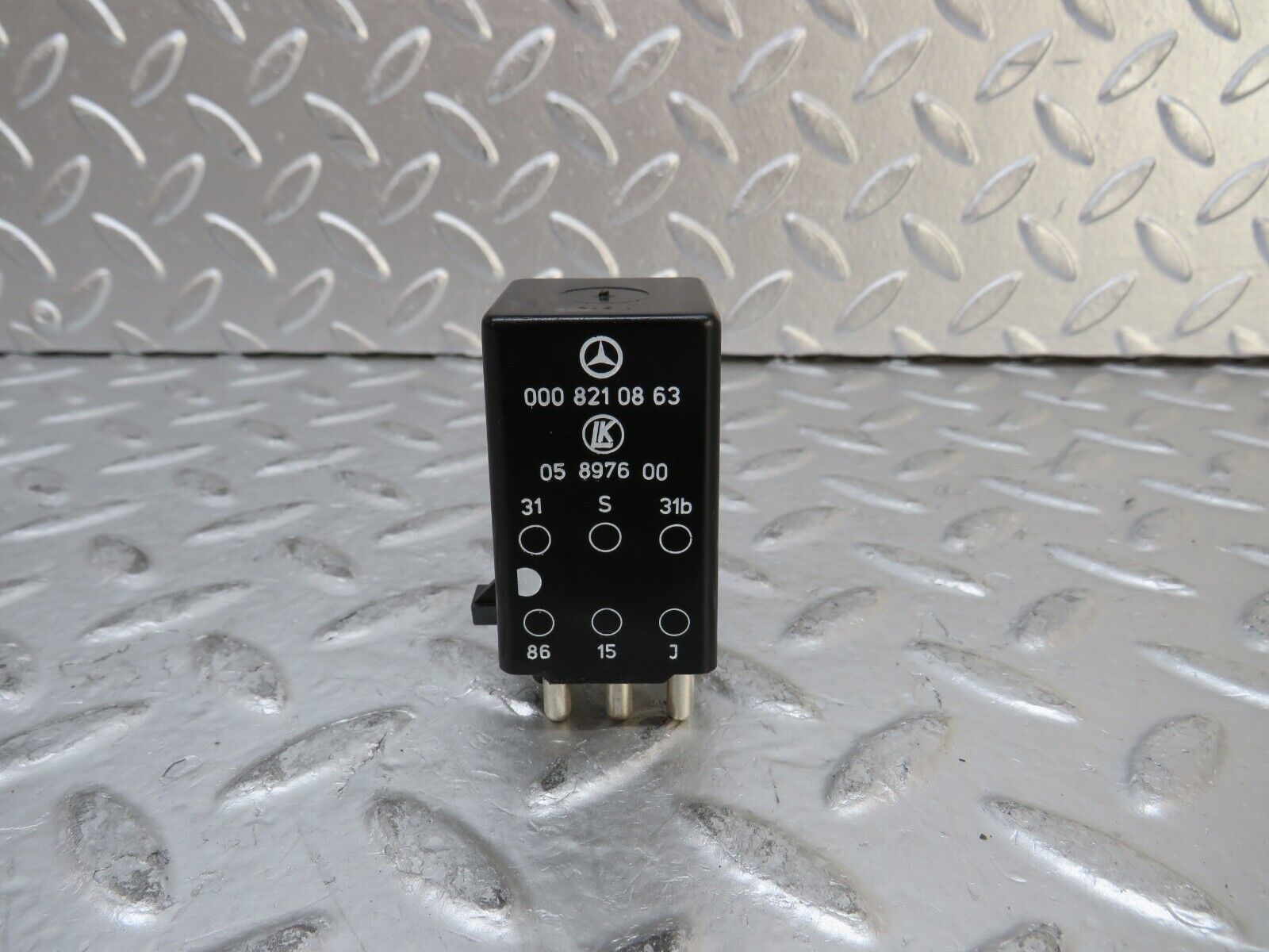 26911 Mercedes-Benz W123 240D Intermittent Wiper Relay 0008210863