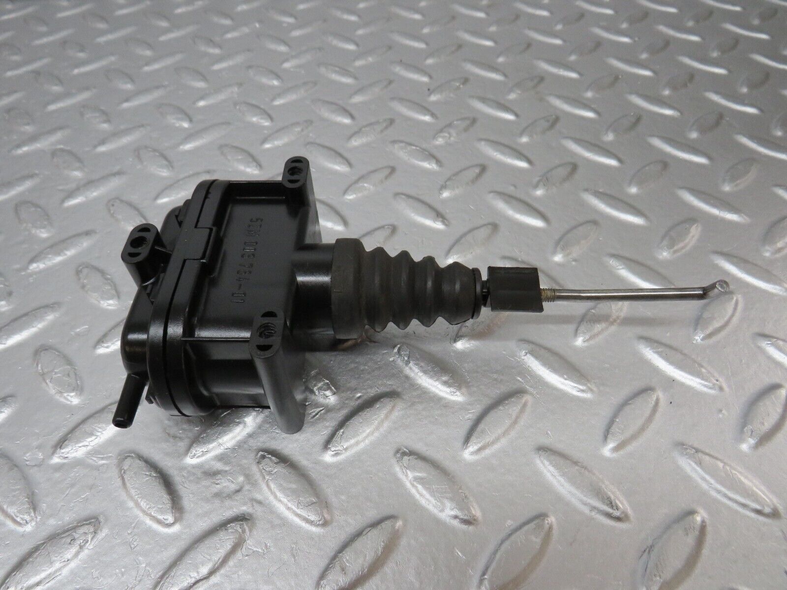 34332 Mercedes-Benz C126 380SEC Coupe Door Lock Vacuum Actuator Left Side