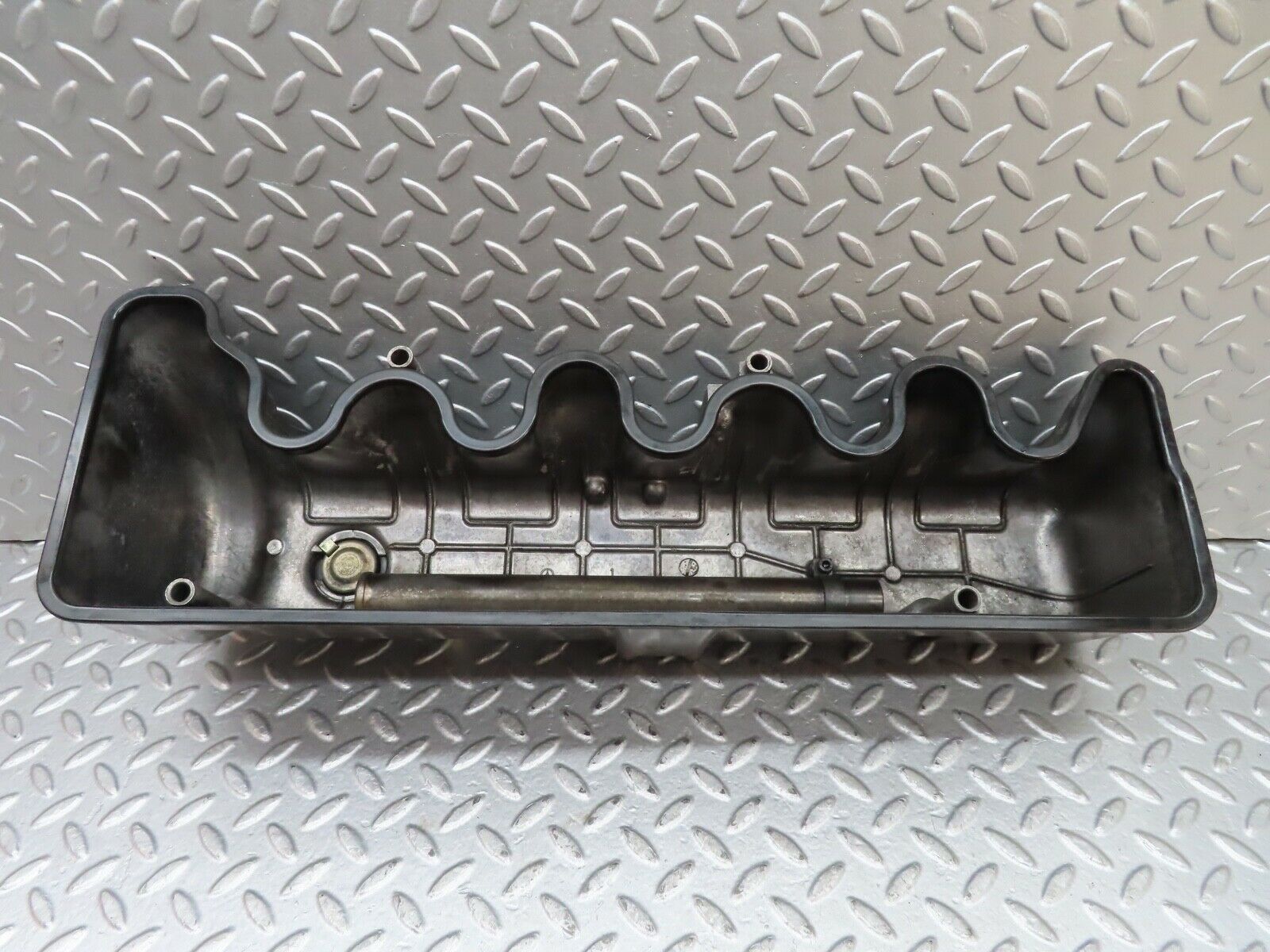 19271 Mercedes-Benz W123 300D Cylinder Head Valve Cover 6170160305